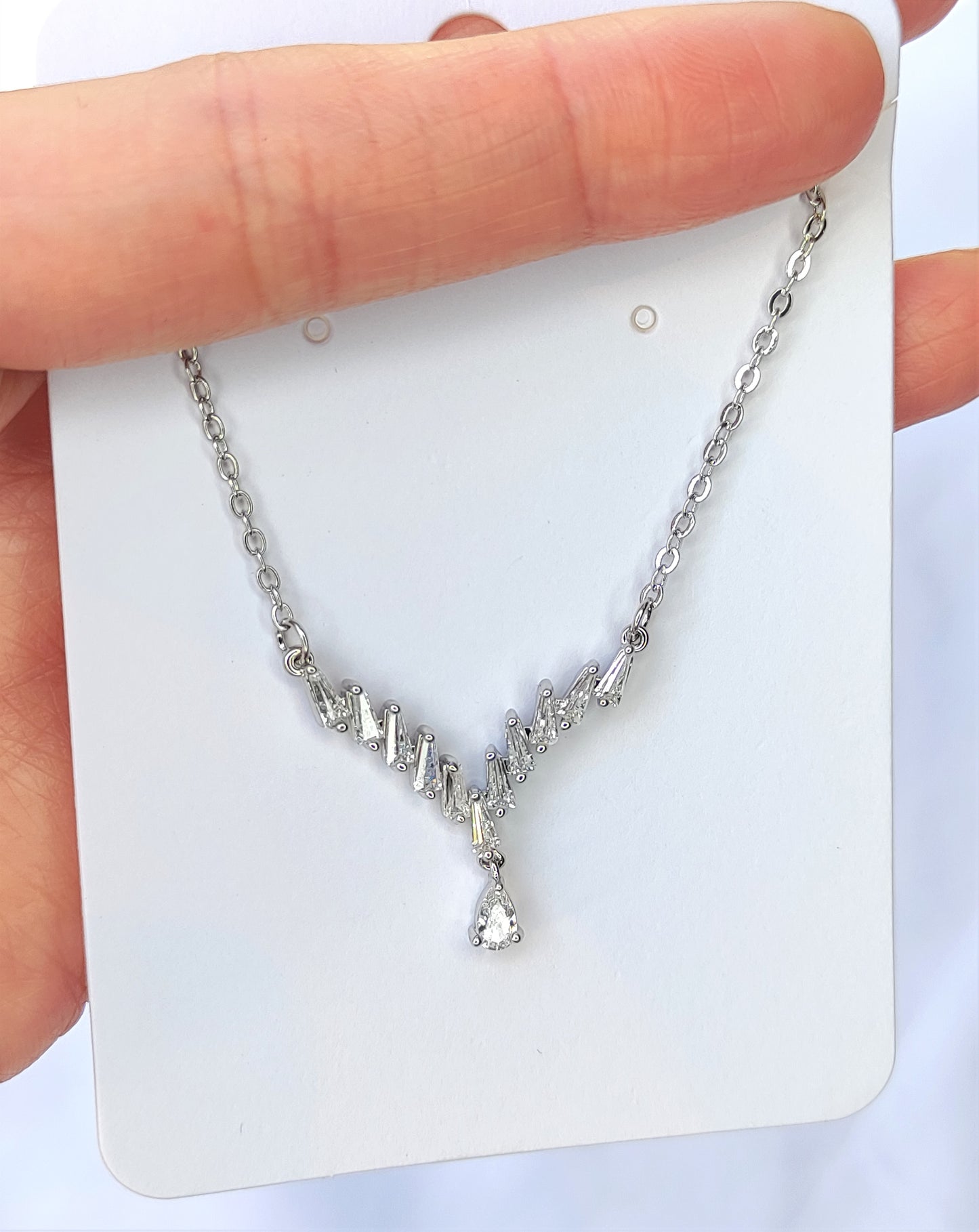 Halskjede med V-formet zirkonia