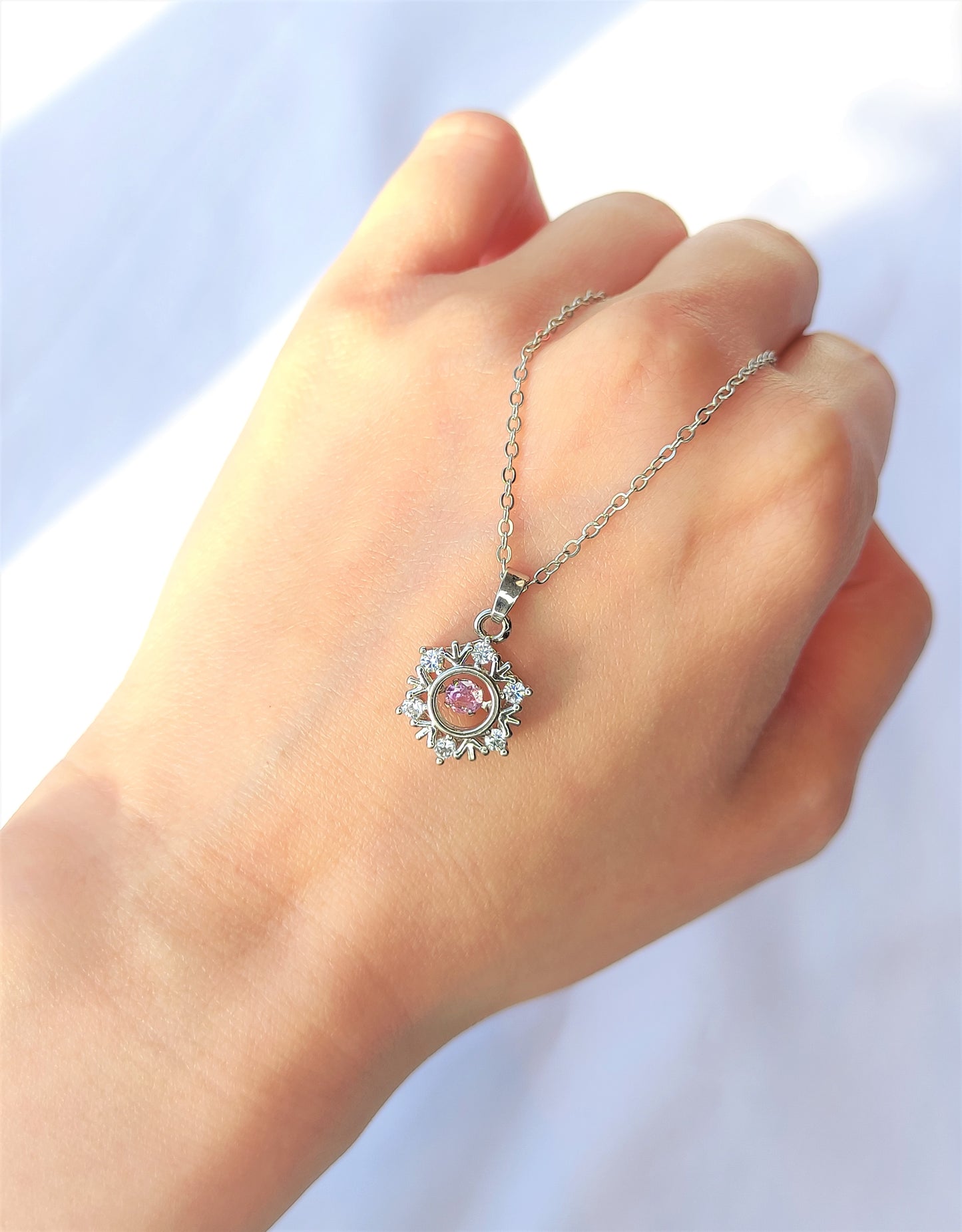 Halskjede med snøfnugg og zirkonia