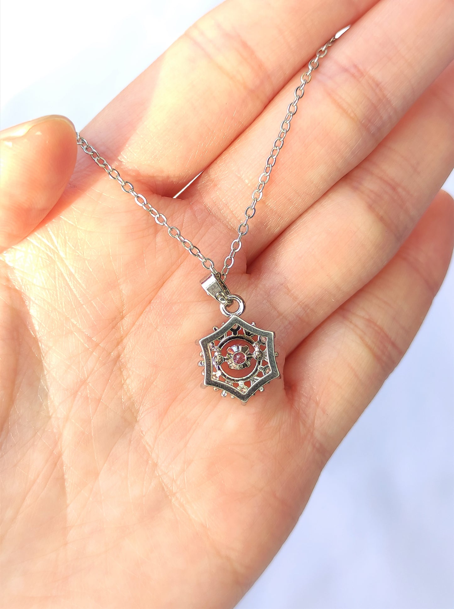 Halskjede med snøfnugg og zirkonia