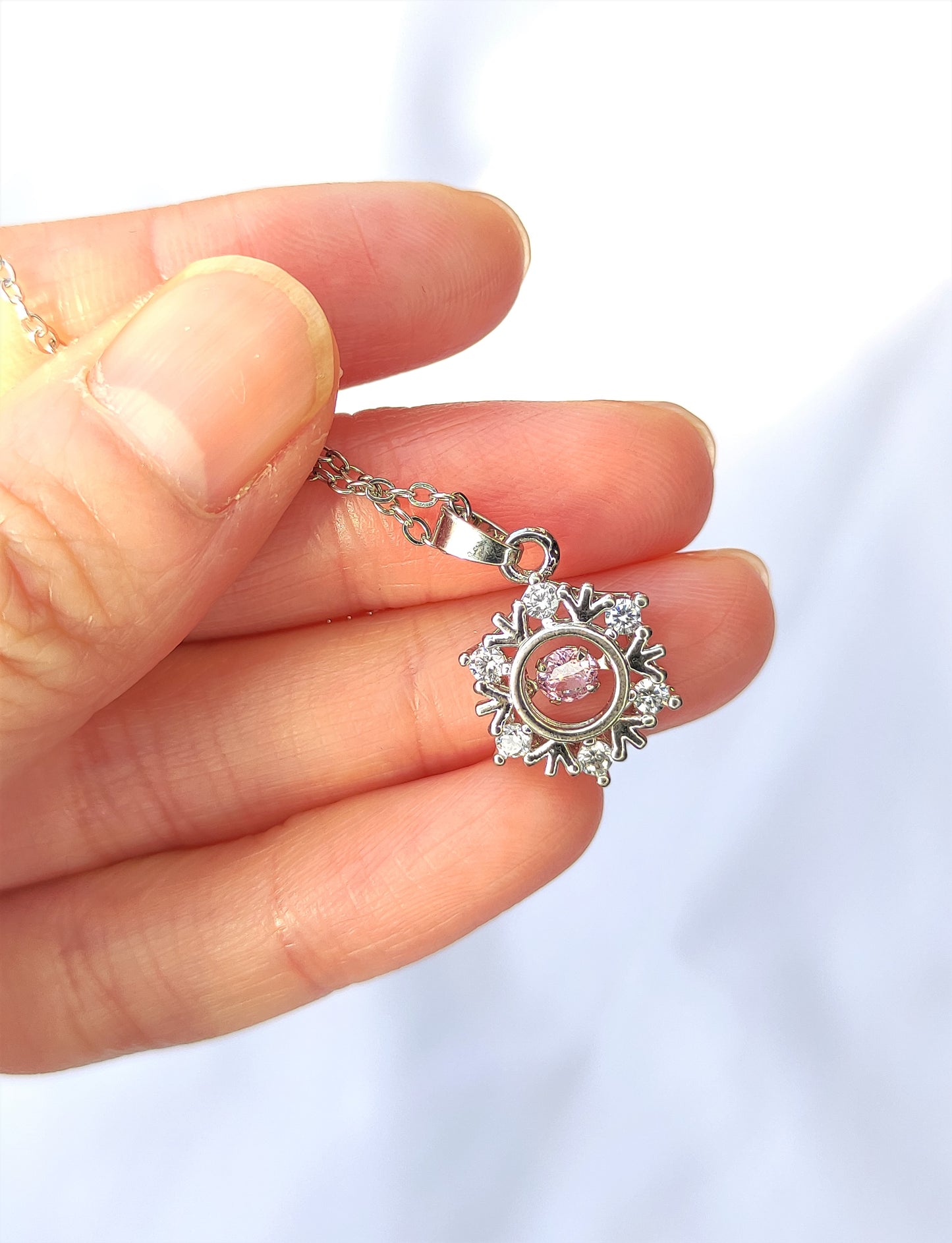 Halskjede med snøfnugg og zirkonia