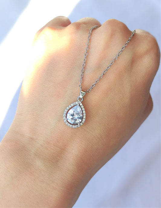 Halskjede med zirkonia i dråpeform