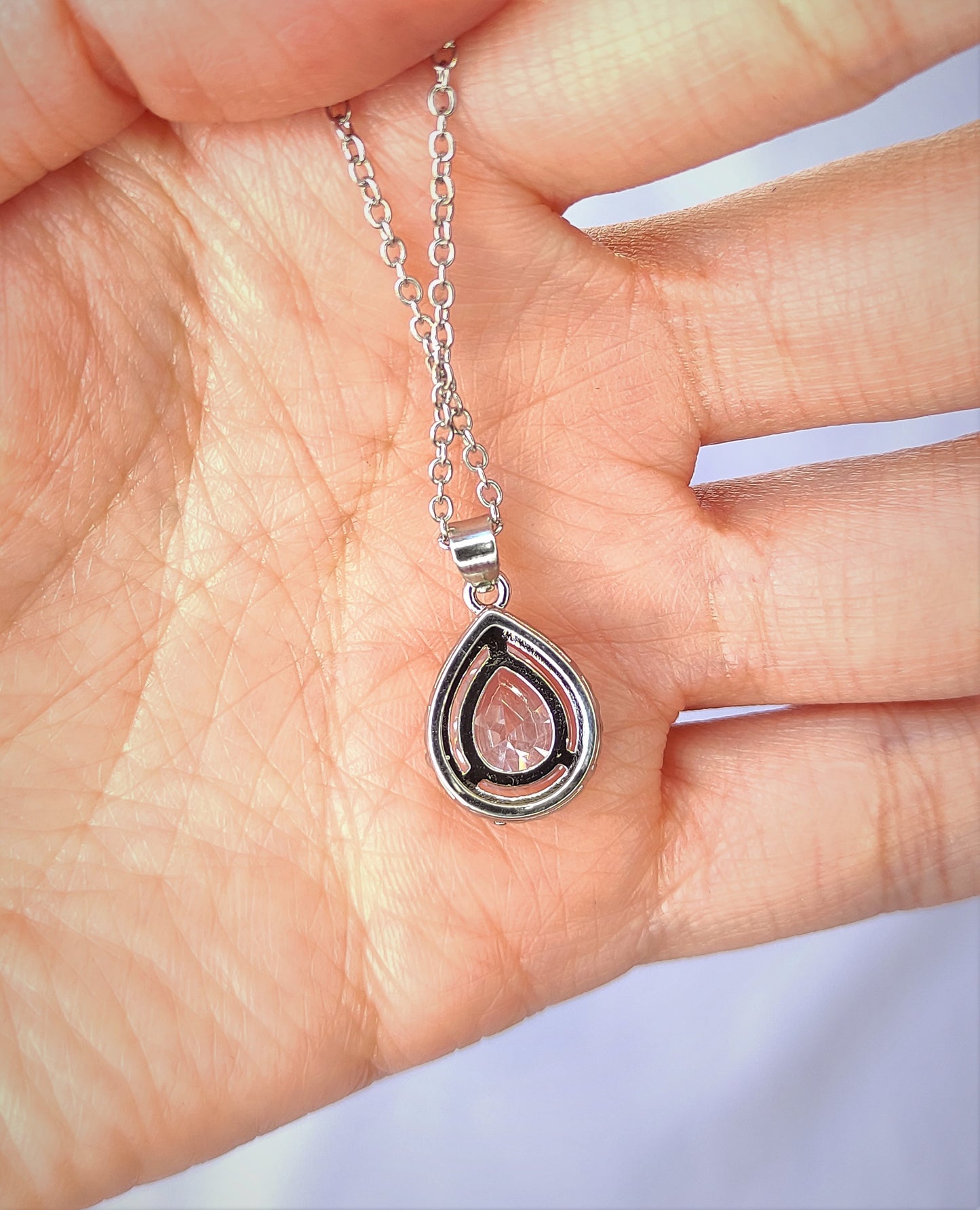 Halskjede med zirkonia i dråpeform