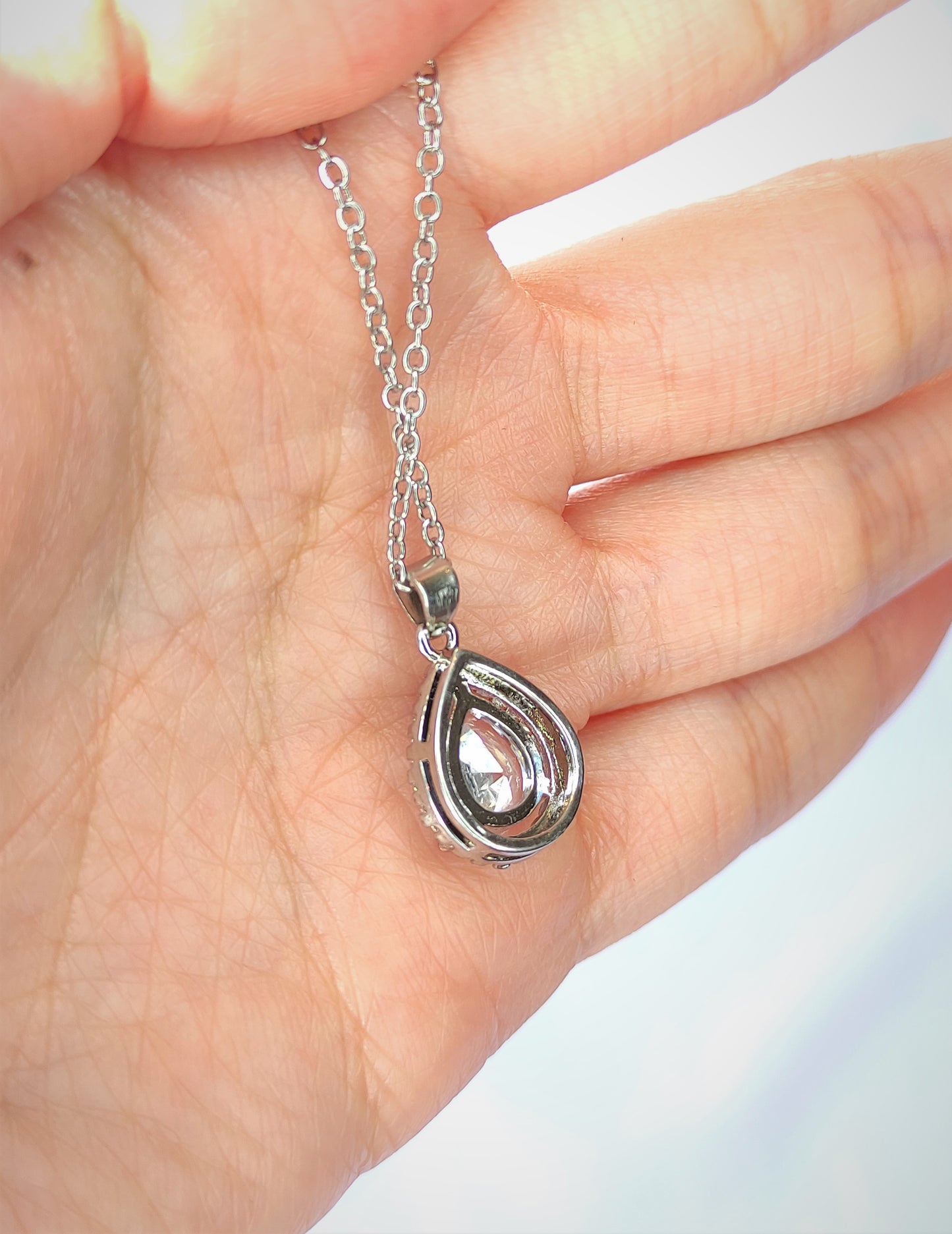 Halskjede med zirkonia i dråpeform