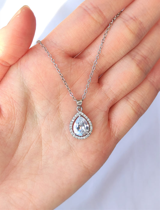 Halskjede med zirkonia i dråpeform