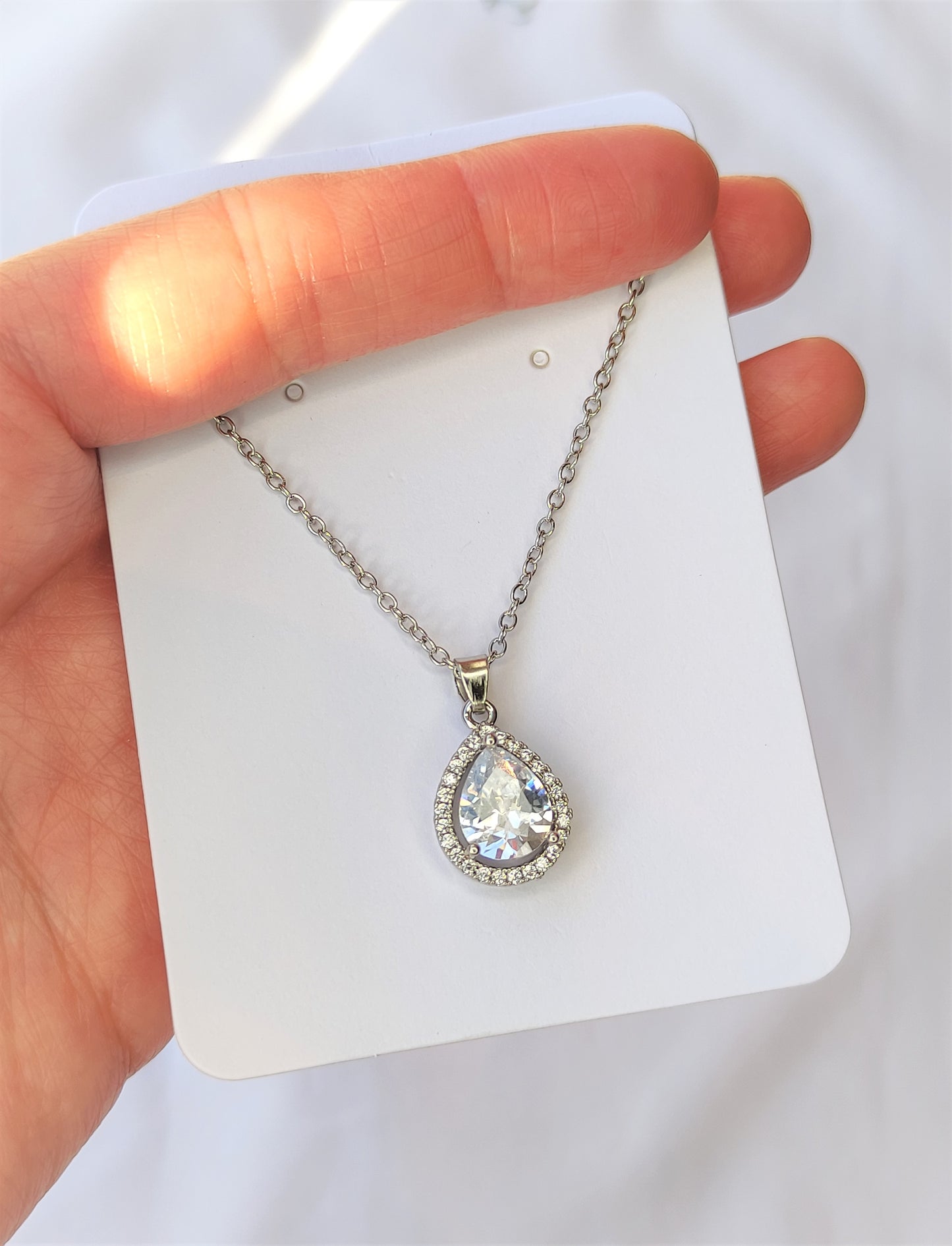 Halskjede med zirkonia i dråpeform