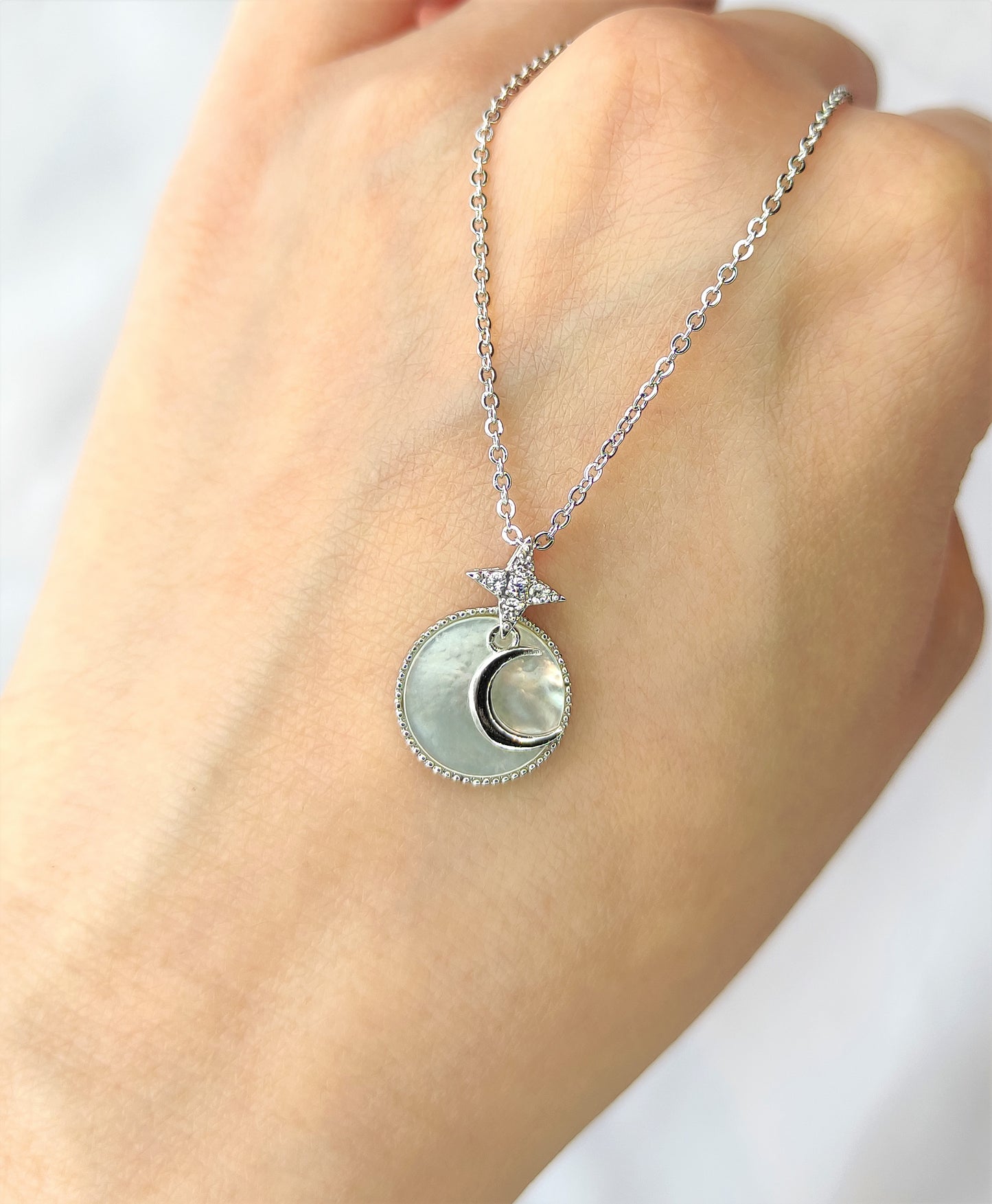 Halskjede med måne og stjerne