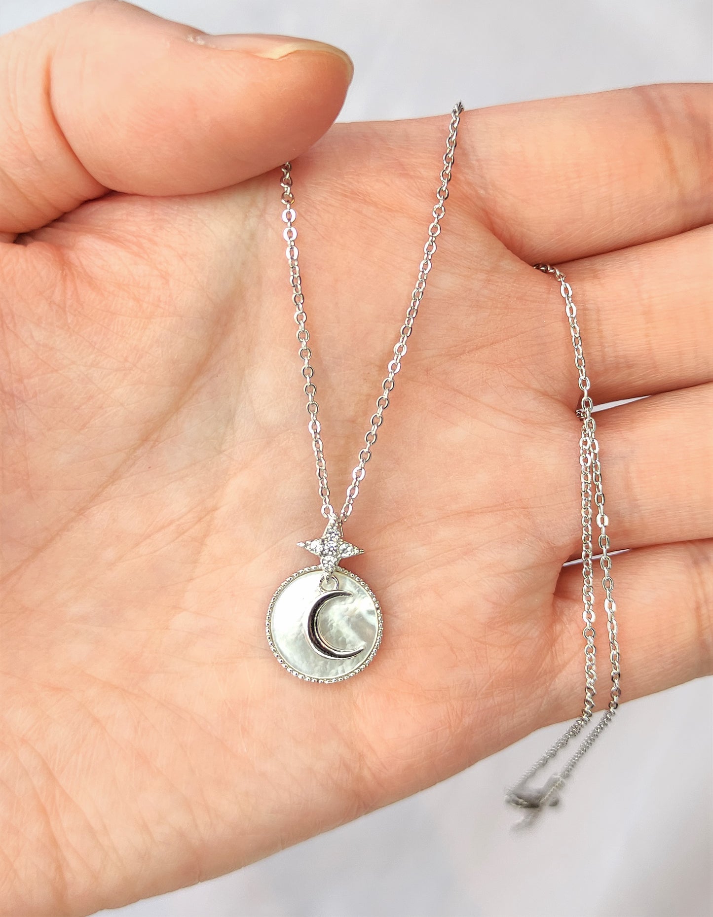 Halskjede med måne og stjerne