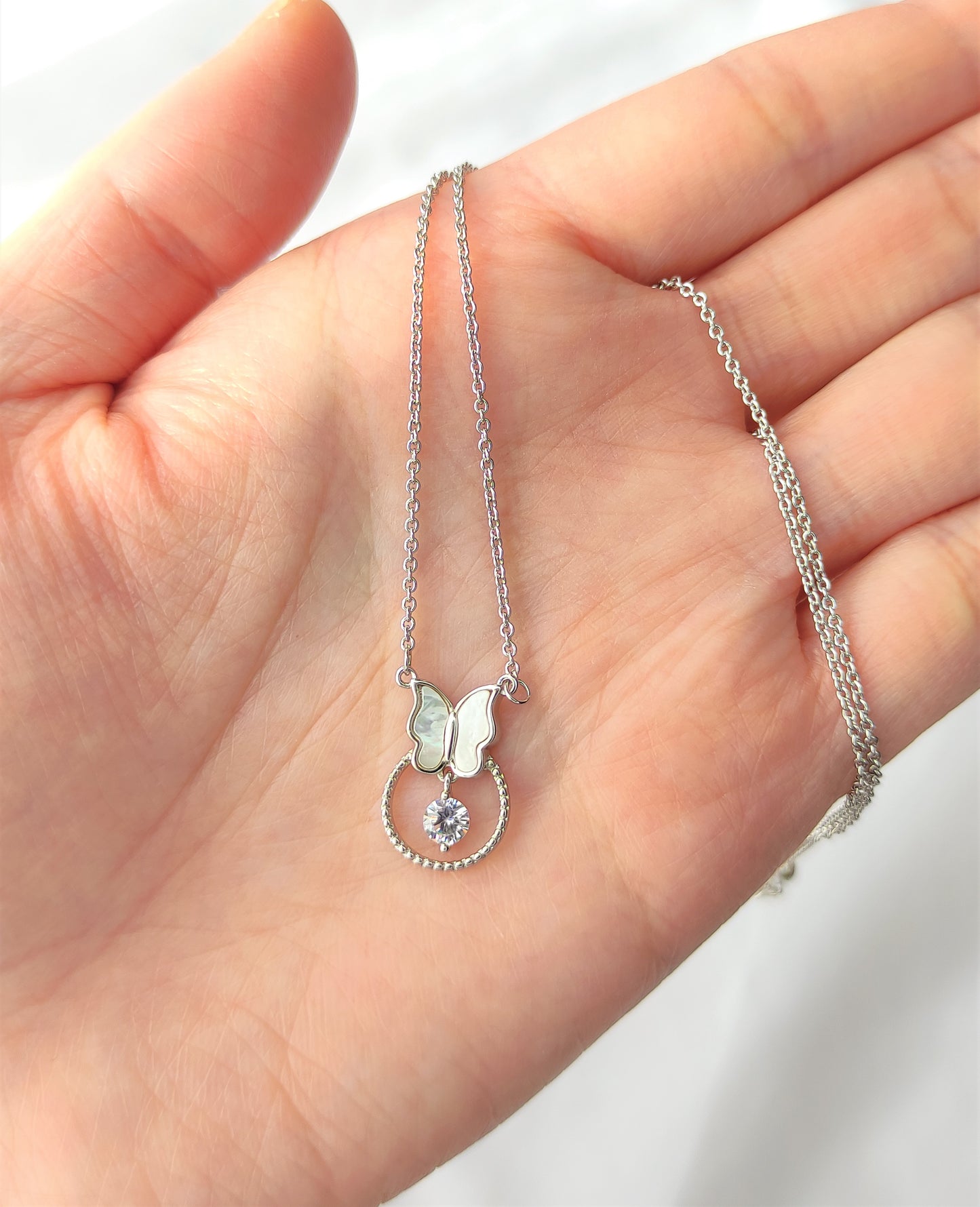 Halskjede med sommerfugl