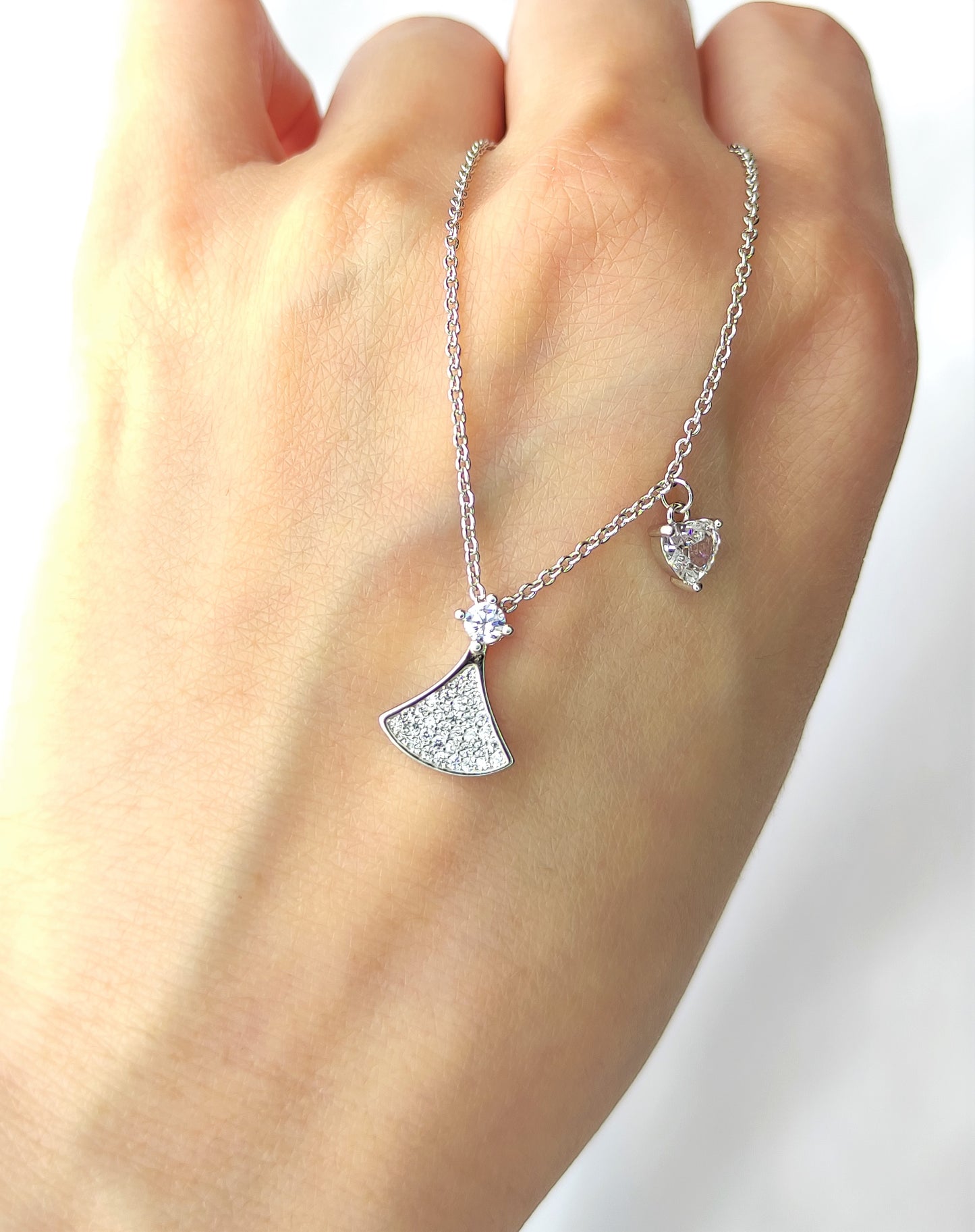 Trekantformet halskjede med zirkonia