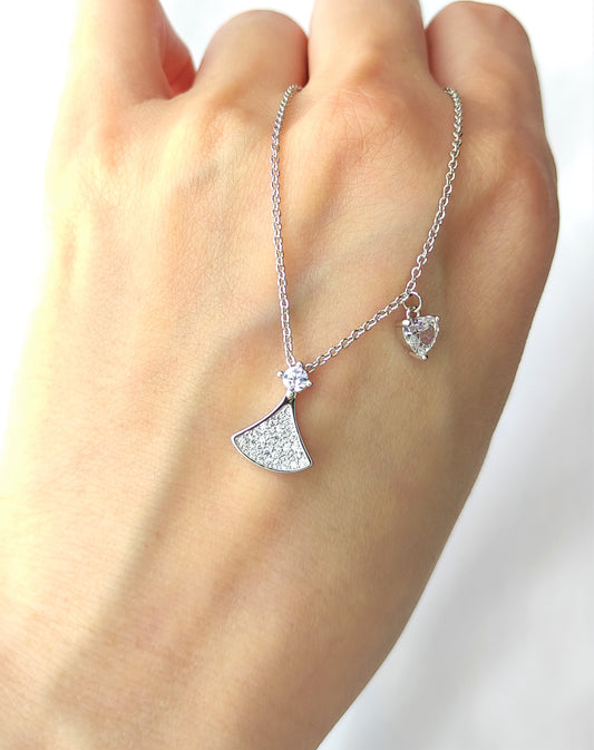 Trekantformet halskjede med zirkonia