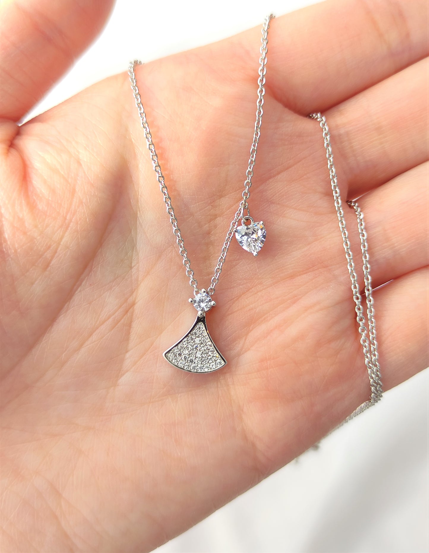 Trekantformet halskjede med zirkonia