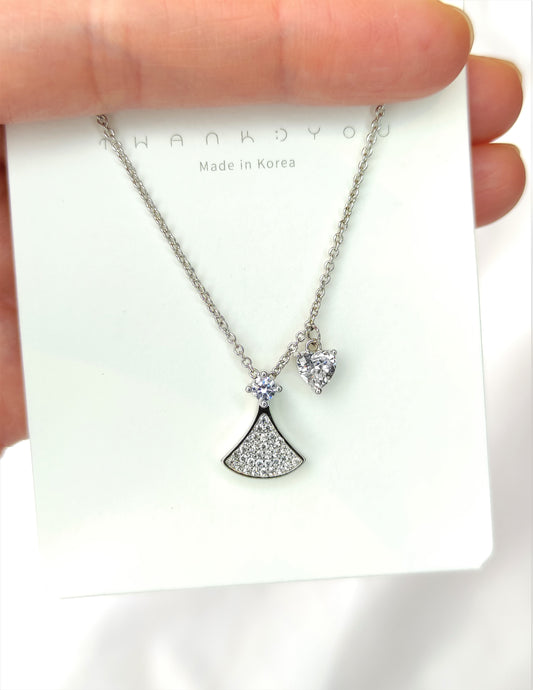 Trekantformet halskjede med zirkonia