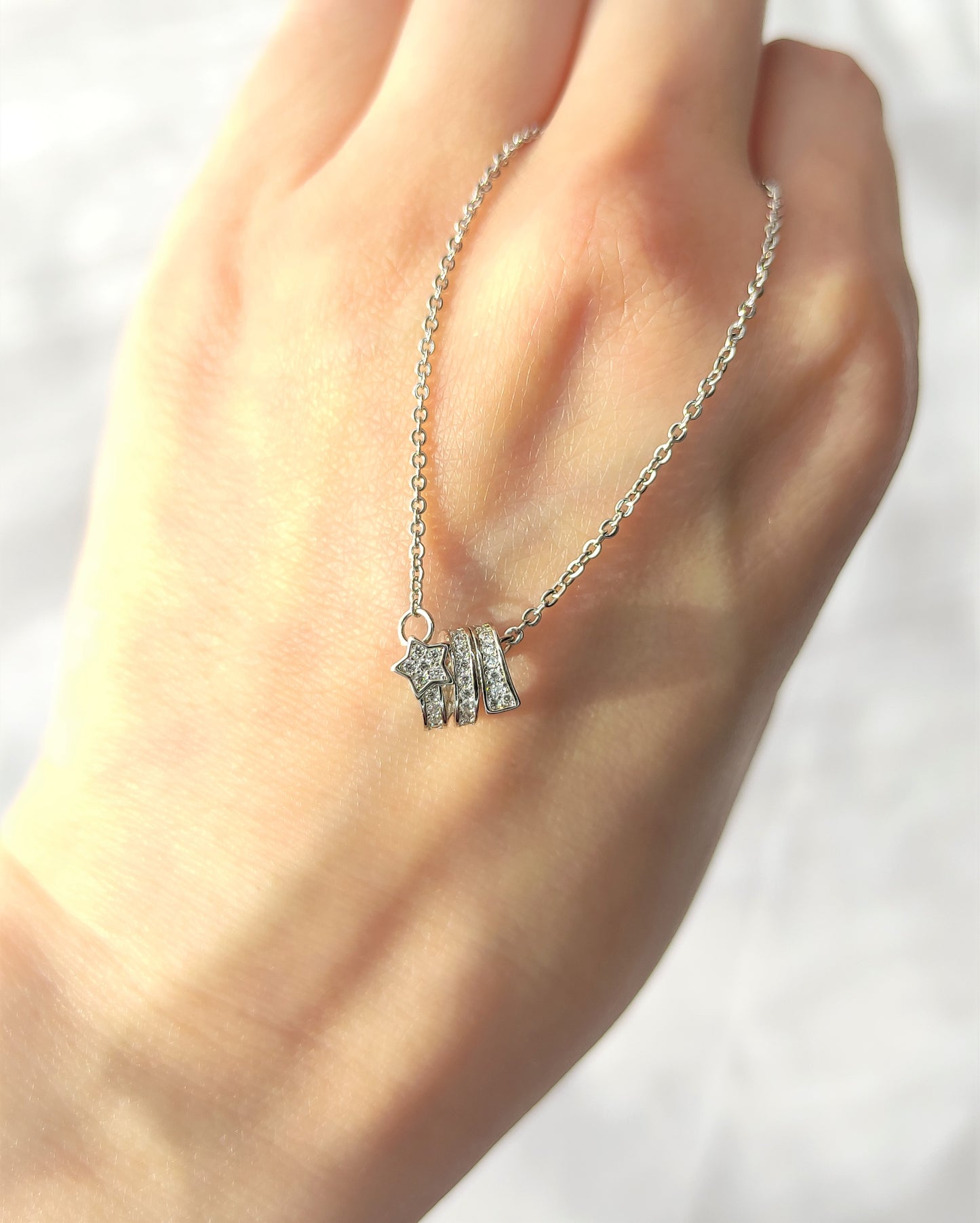 Halskjede med stjerne og zirkonia