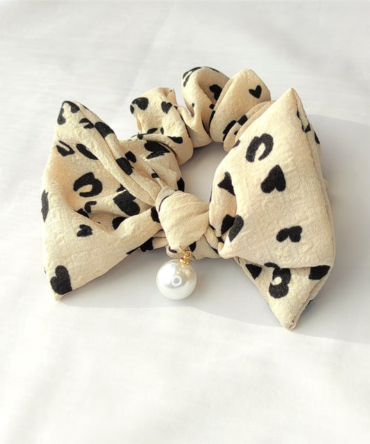 Scrunchie med sløyfe- Beige hjerte