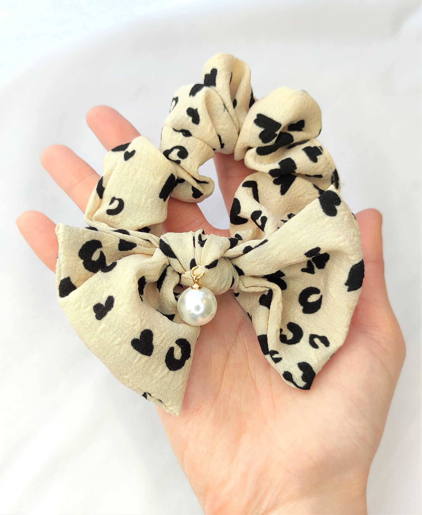 Scrunchie med sløyfe- Beige hjerte