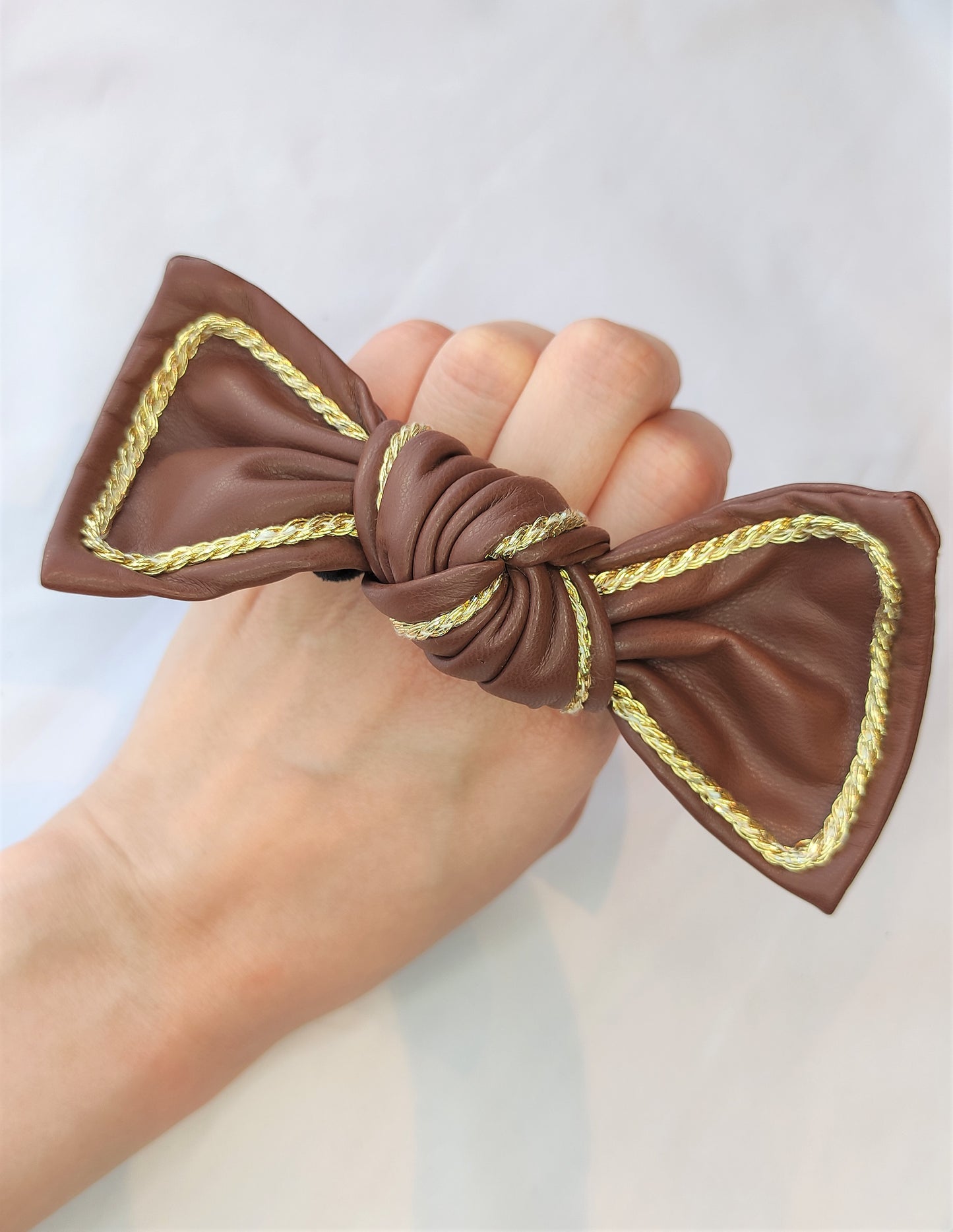 Scrunchie med sløyfe- Brun