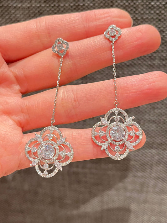 Lange øredobber med zirkonia