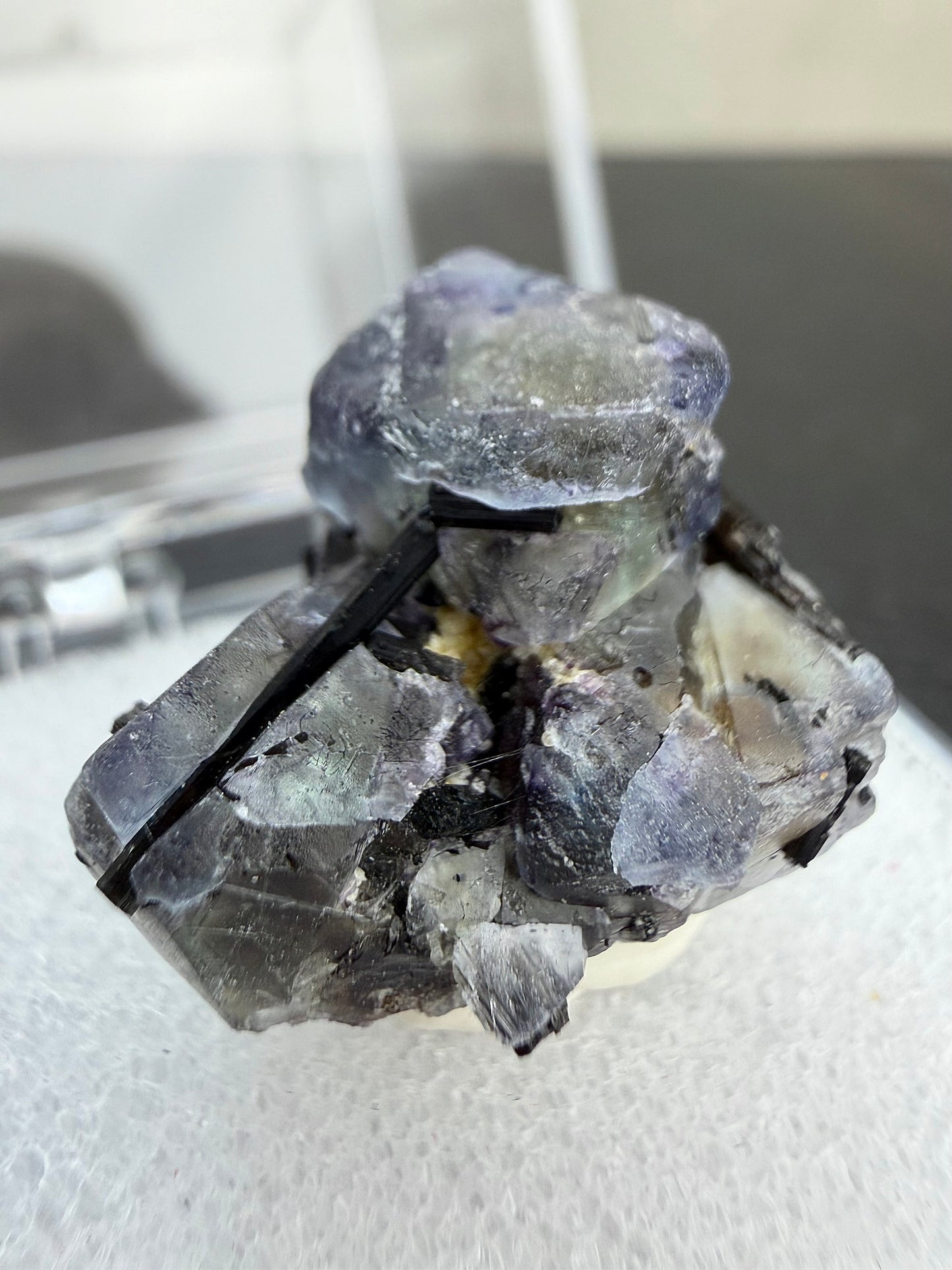 Svart turmalin med fluoritt i boks, Namibia