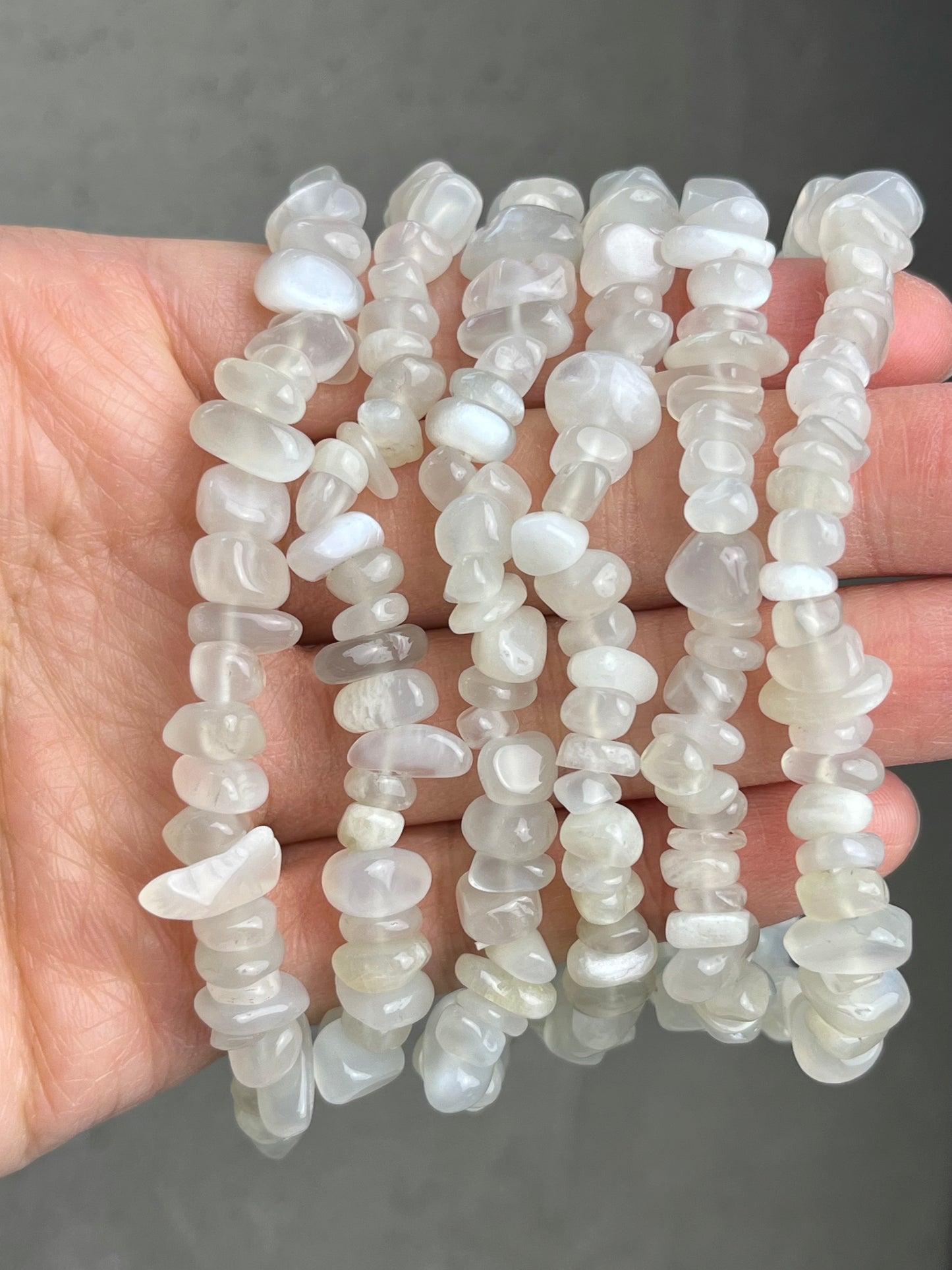 Hvit Månestein Chips armbånd