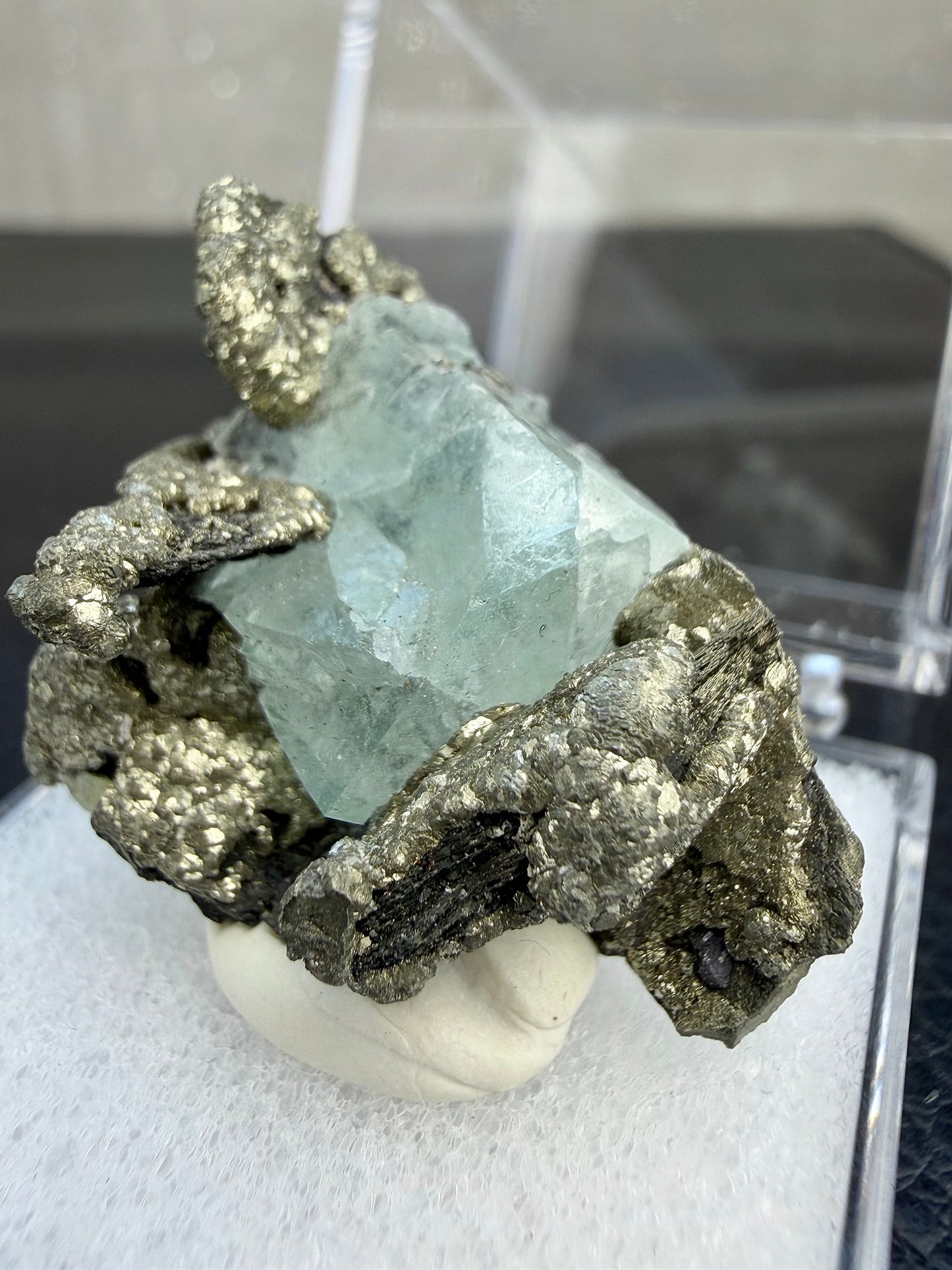 Pyritt med fluoritt(med boks), Kina