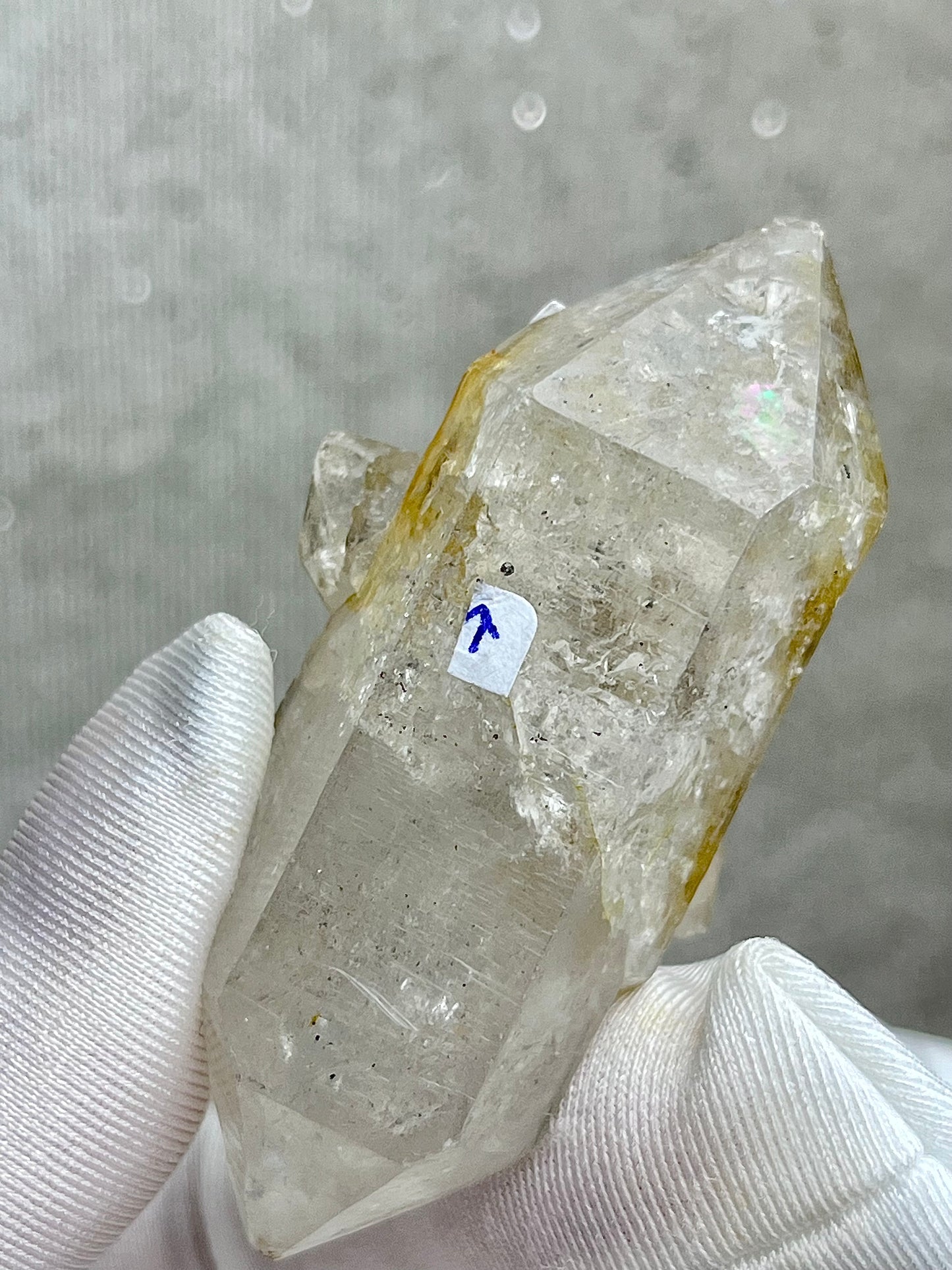 Enhydro Kvarts med svart sediment