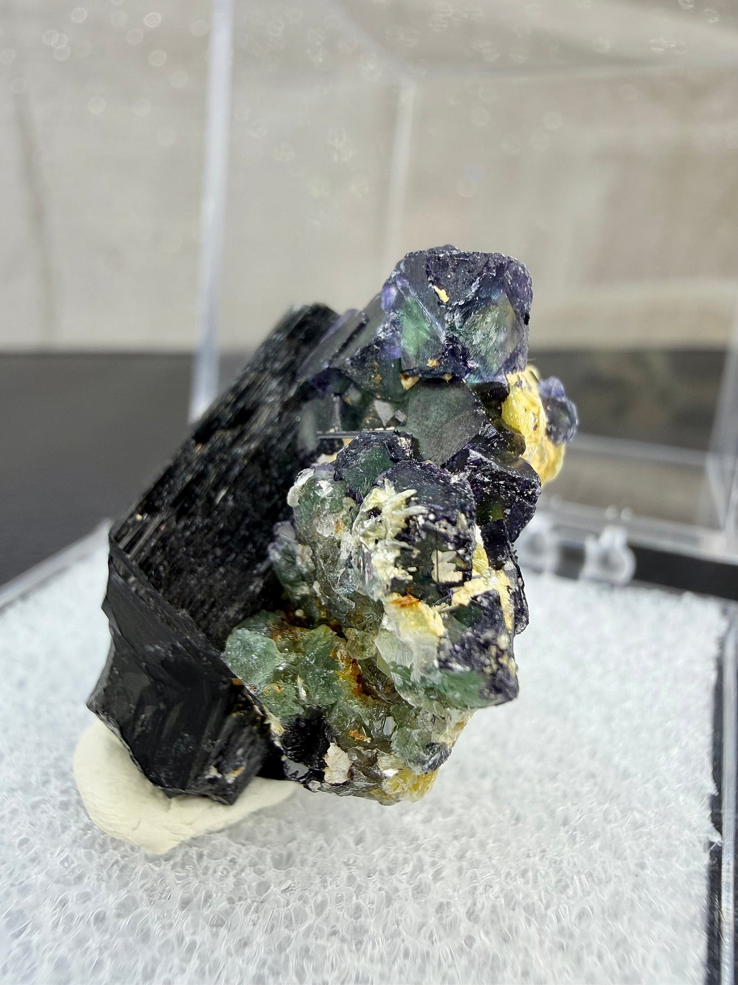 Svart turmalin med fluoritt i boks, Namibia