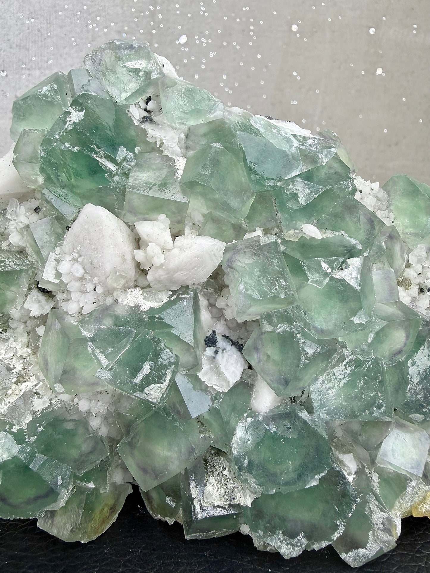 Fluoritt på melkekvarts (Candle quartz) klynge XL