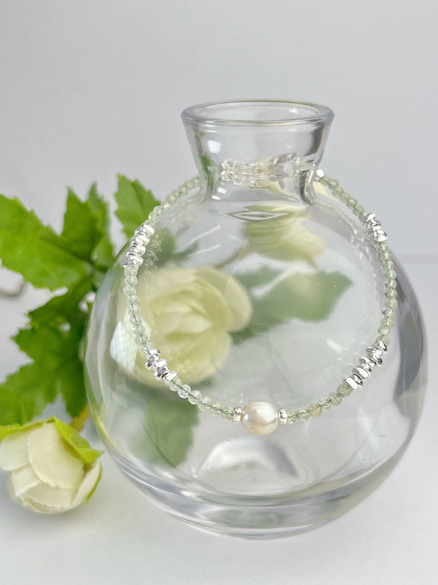 Prehnitt og perler- Håndlaget armbånd med karabinlås