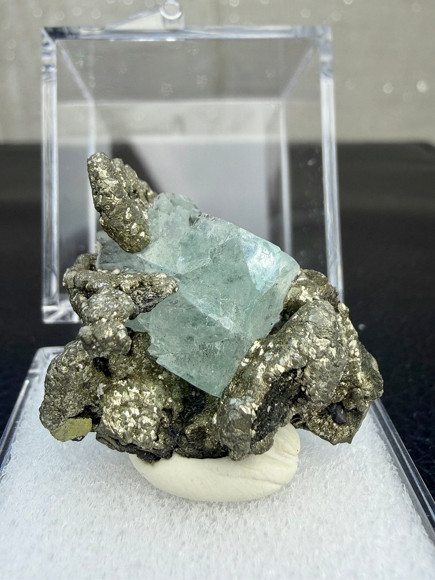 Pyritt med fluoritt(med boks), Kina