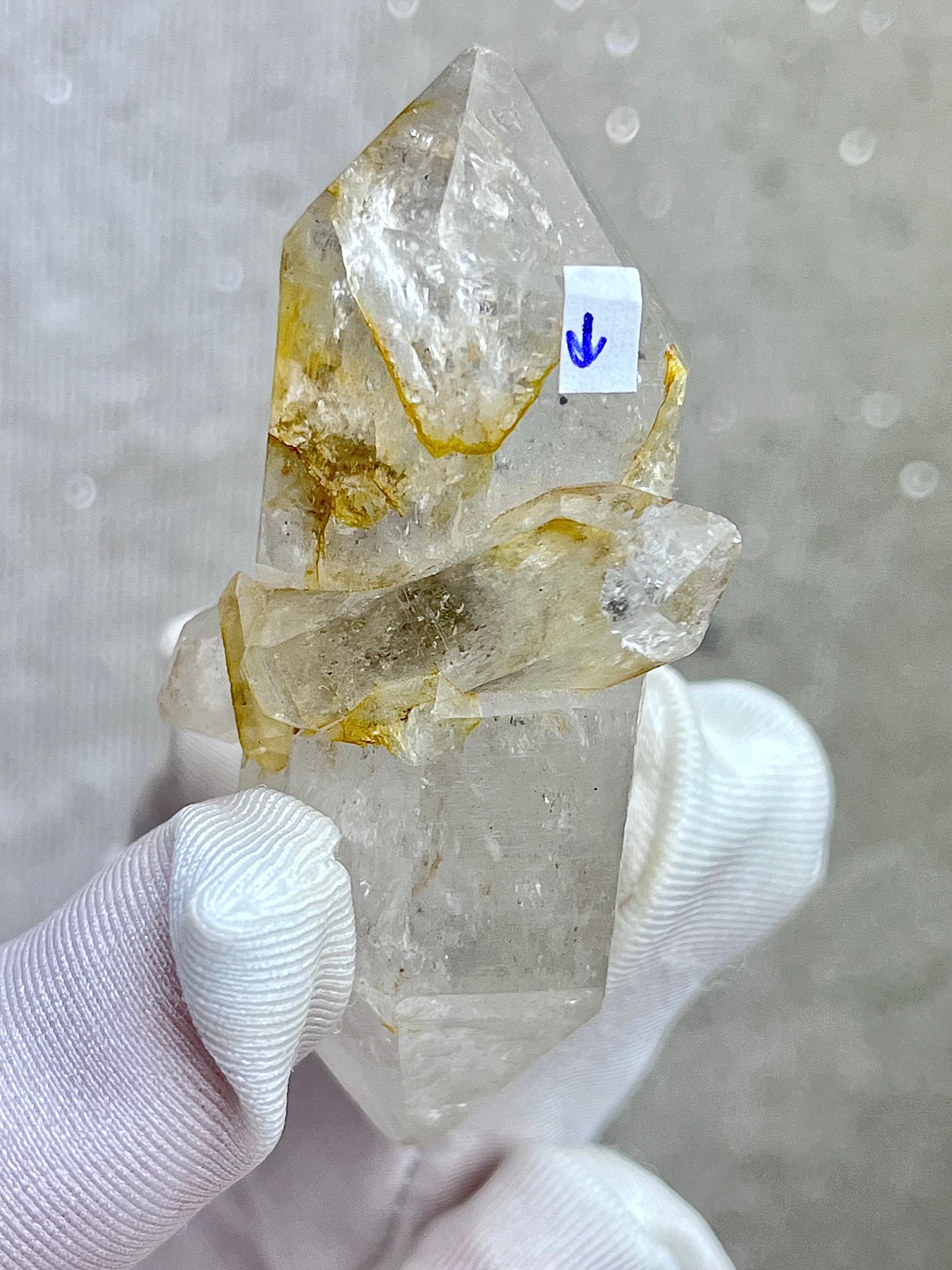 Enhydro Kvarts med svart sediment