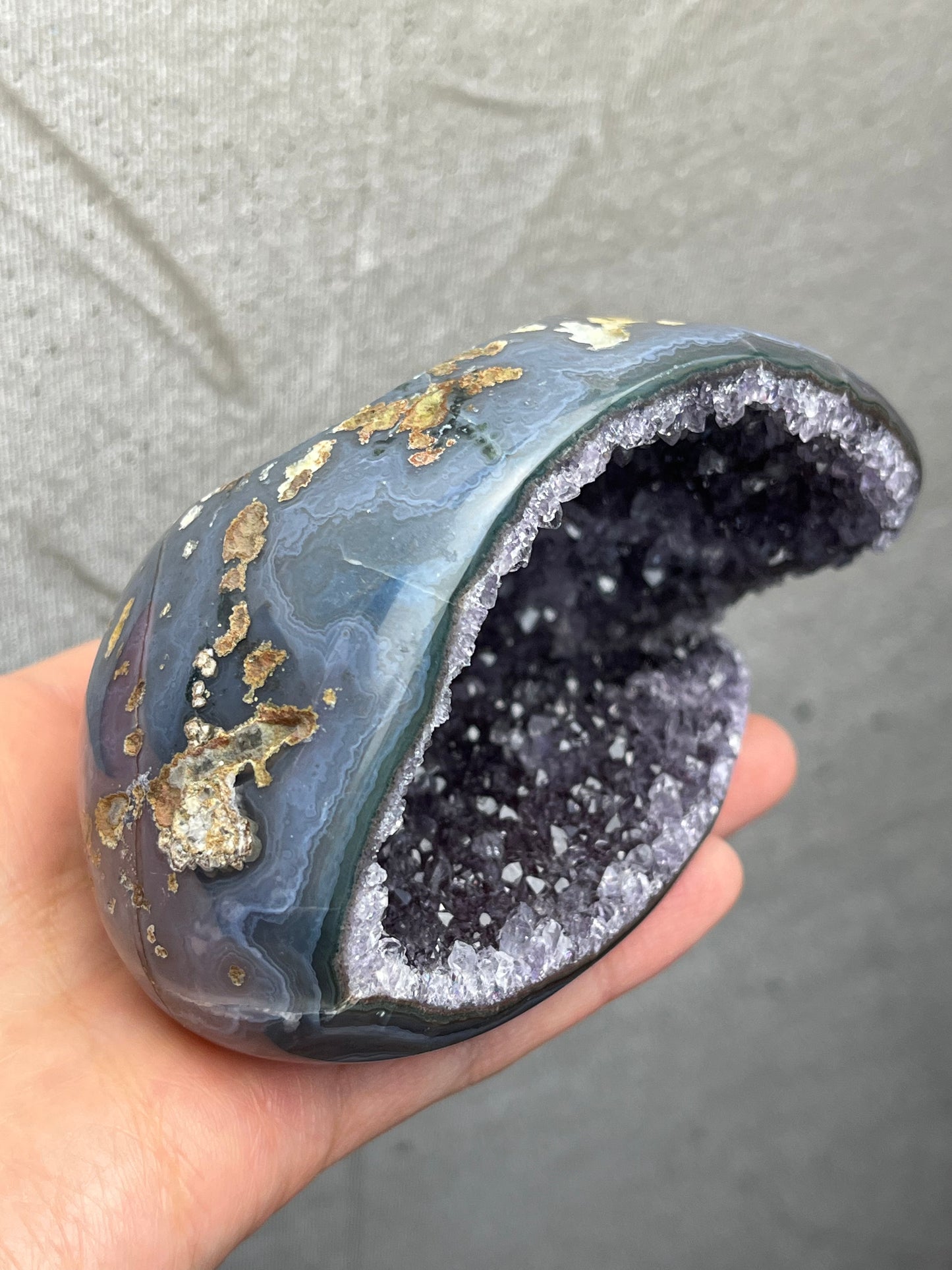 Ametyst geode, bakside polert