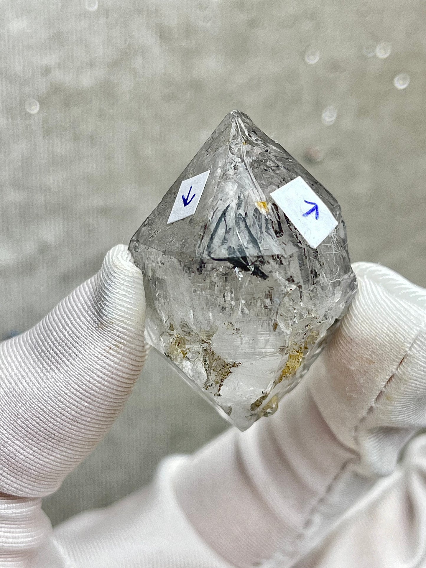 Enhydro Kvarts med svart sediment