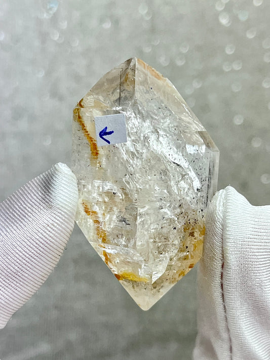 Enhydro Kvarts med svart sediment