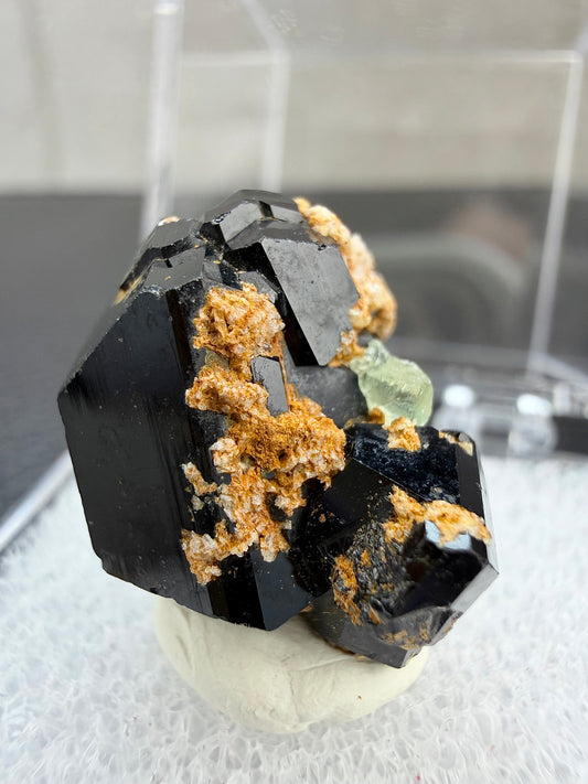 Svart turmalin med fluoritt i boks, Namibia