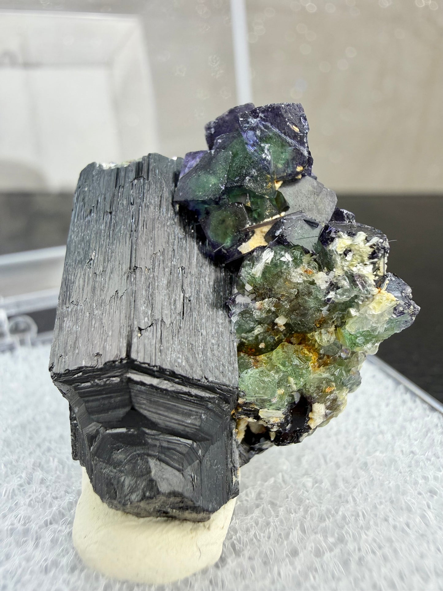 Svart turmalin med fluoritt i boks, Namibia
