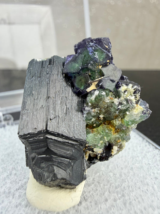 Svart turmalin med fluoritt i boks, Namibia