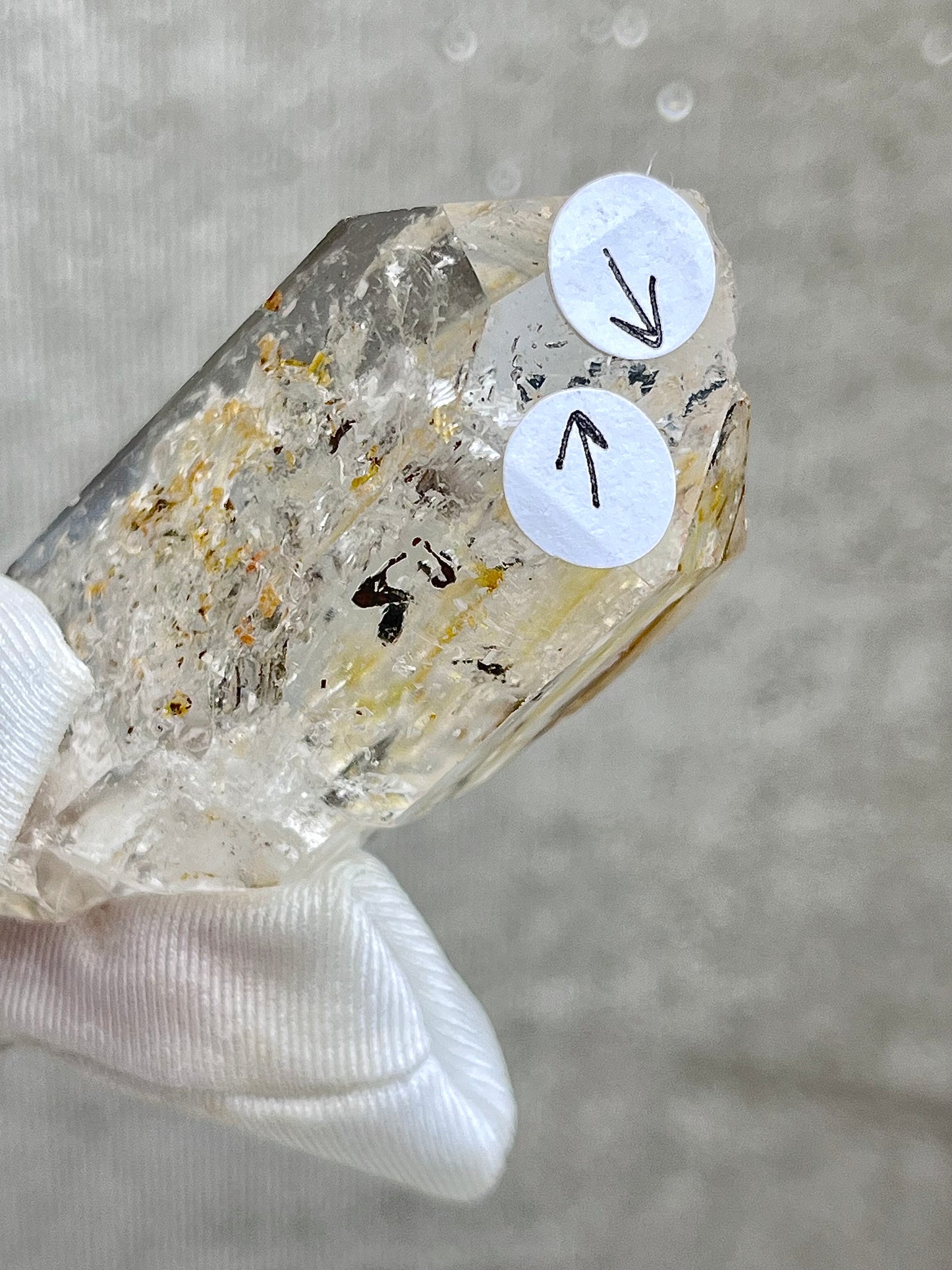 Enhydro Kvarts med svart sediment