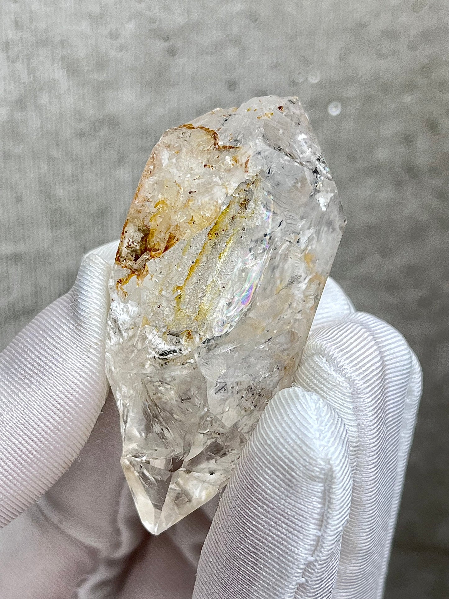 Enhydro Kvarts med svart sediment