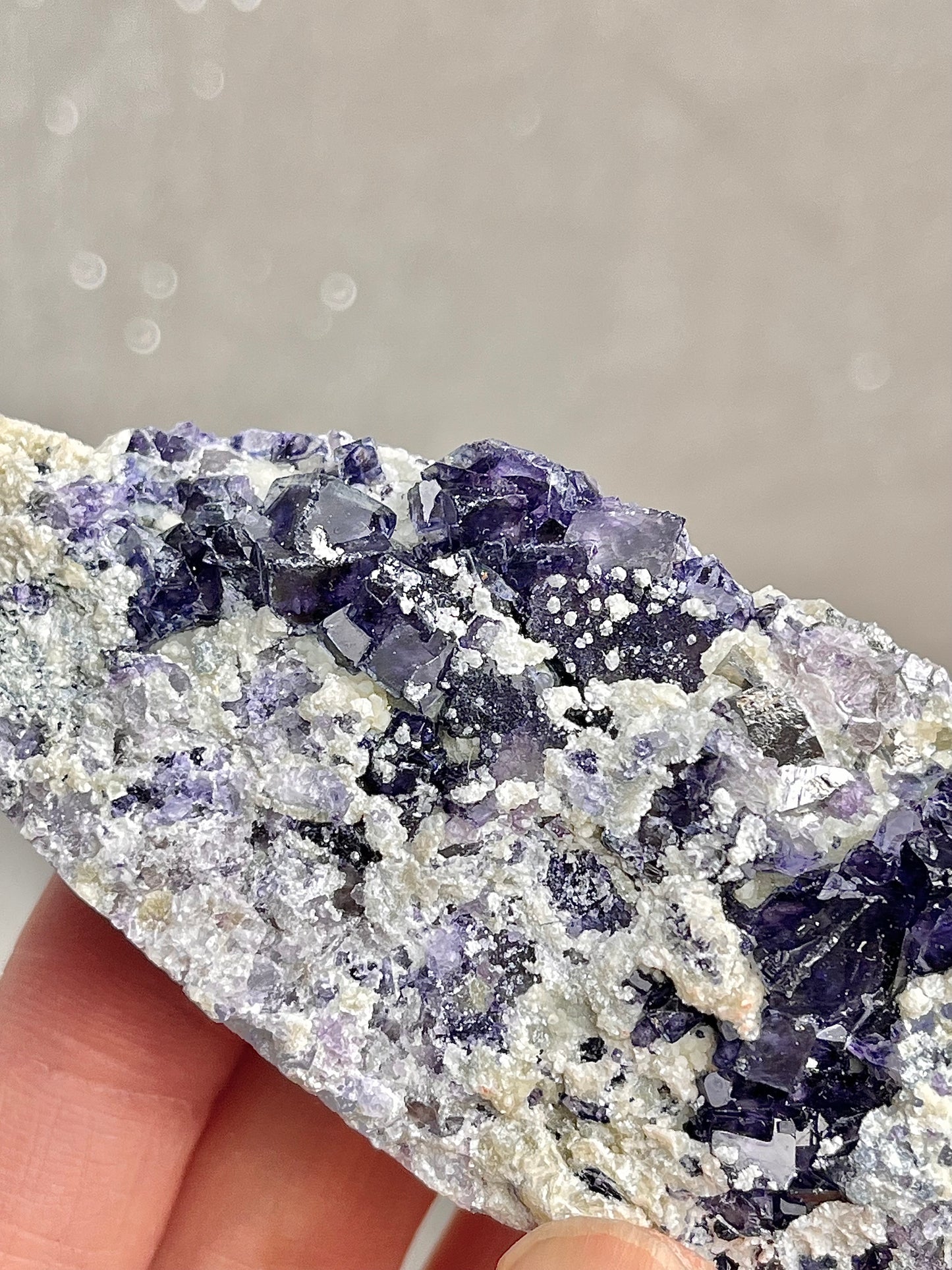 Lilla Fluoritt med pyritt