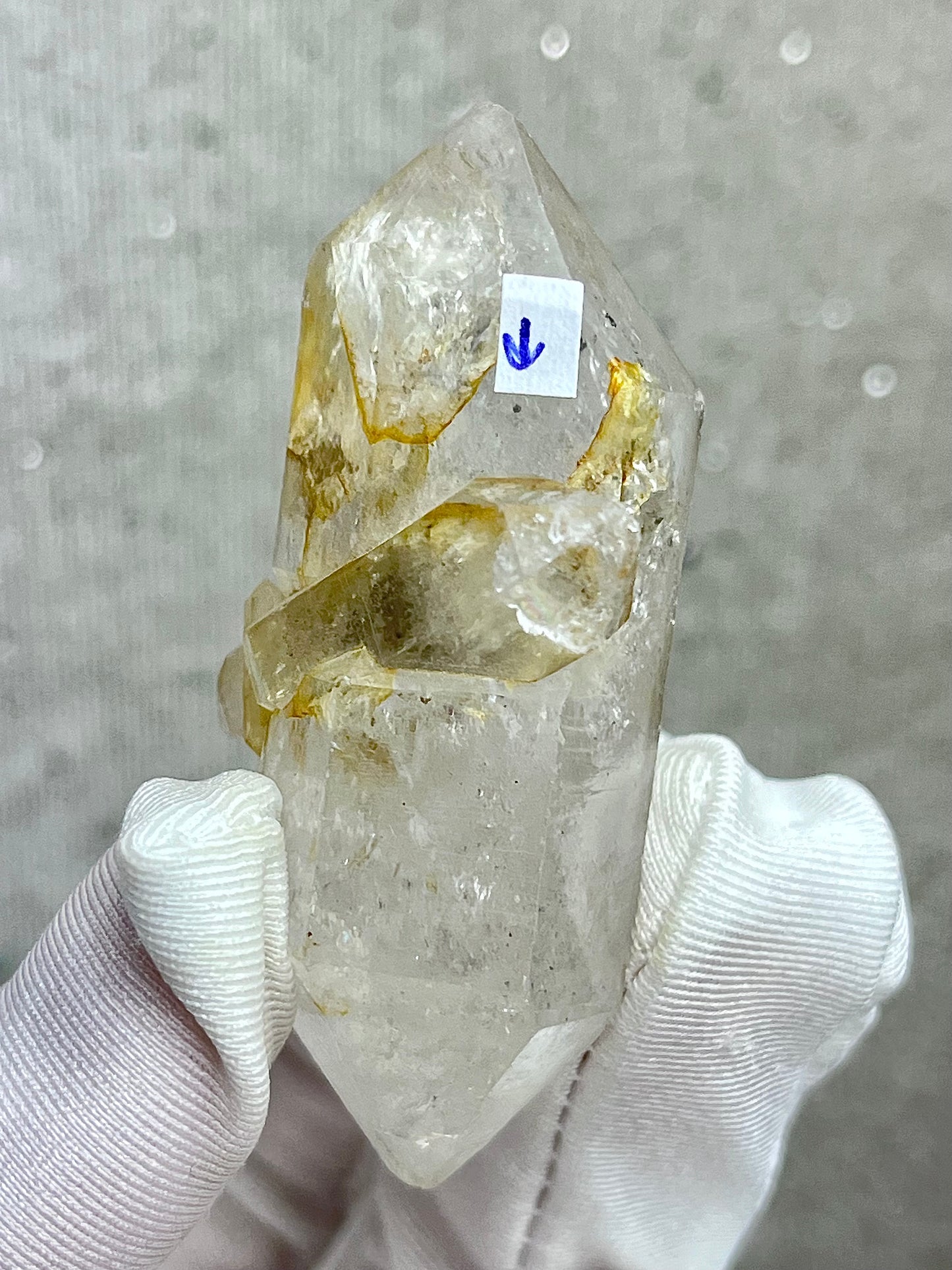 Enhydro Kvarts med svart sediment