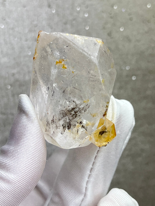 Enhydro Kvarts med svart sediment