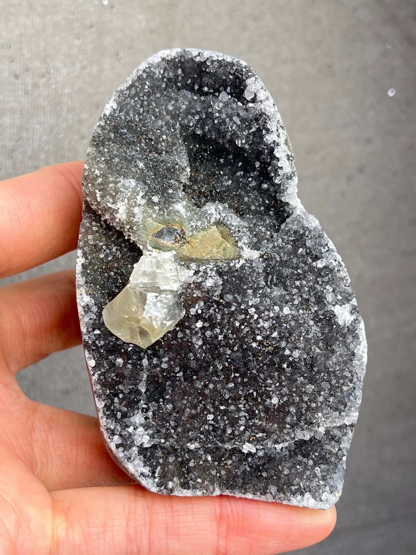Druzy Kvarts med kalsitt, Grå/Svart