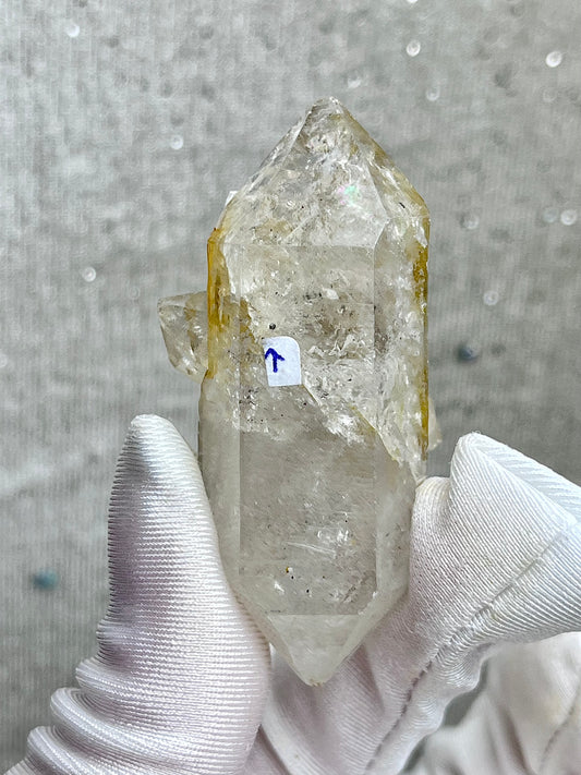 Enhydro Kvarts med svart sediment