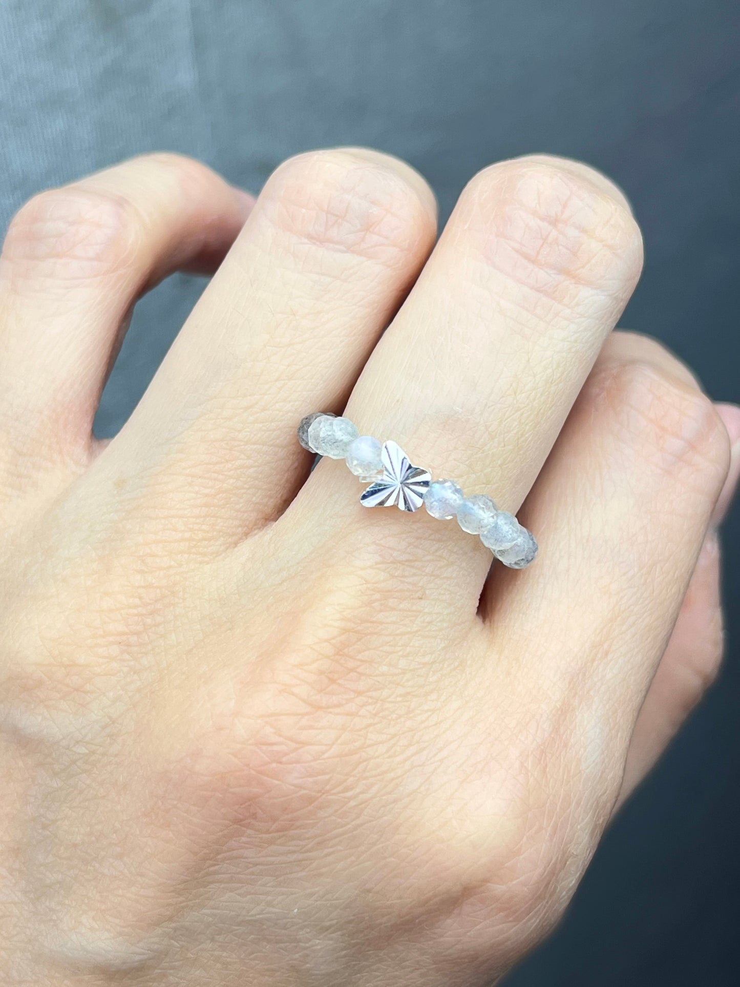 Ring av Labradorittperler