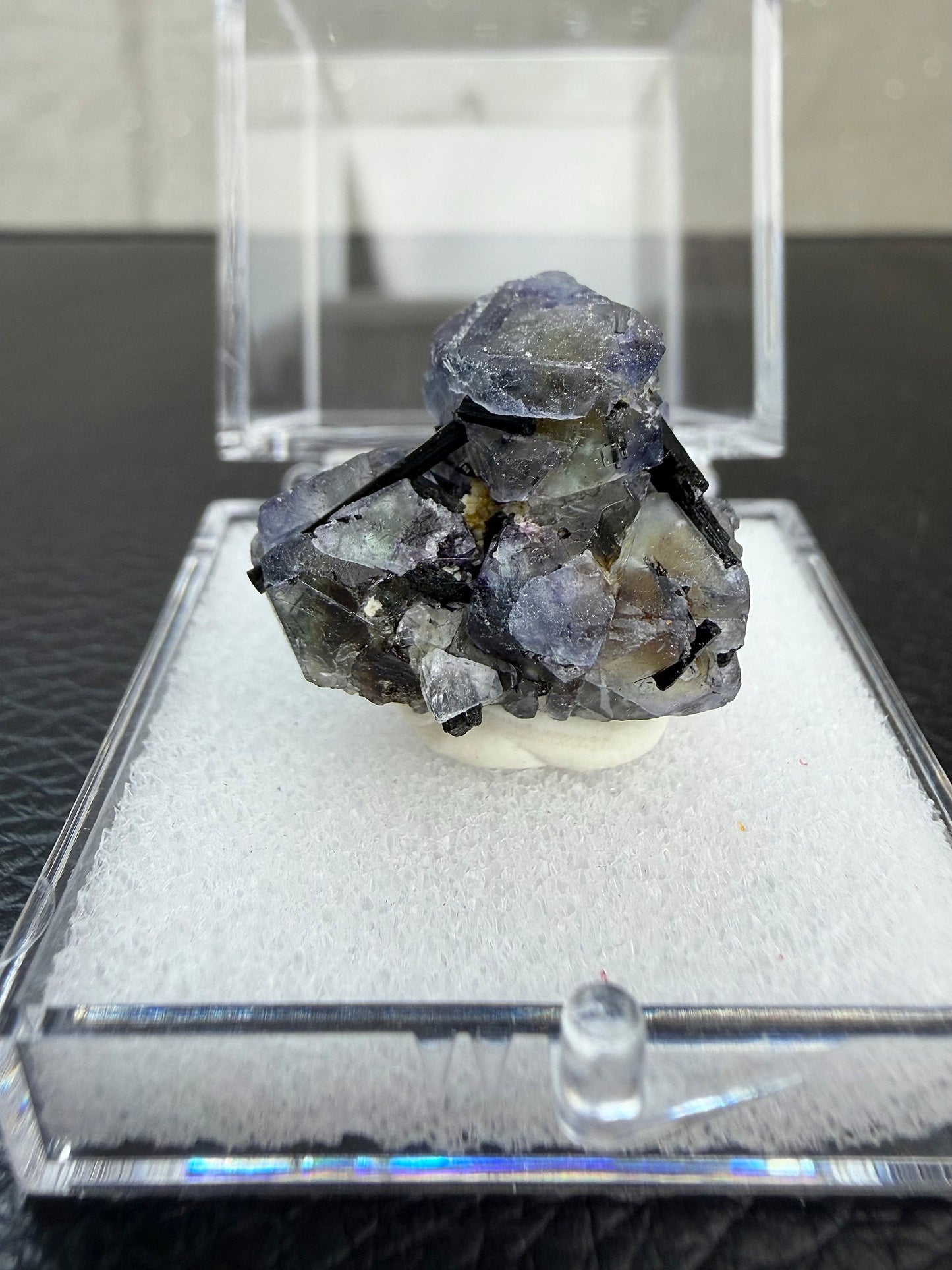 Svart turmalin med fluoritt i boks, Namibia