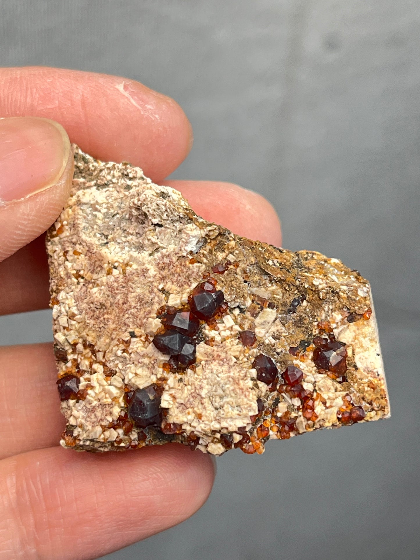 Spessartin granat på feltspat