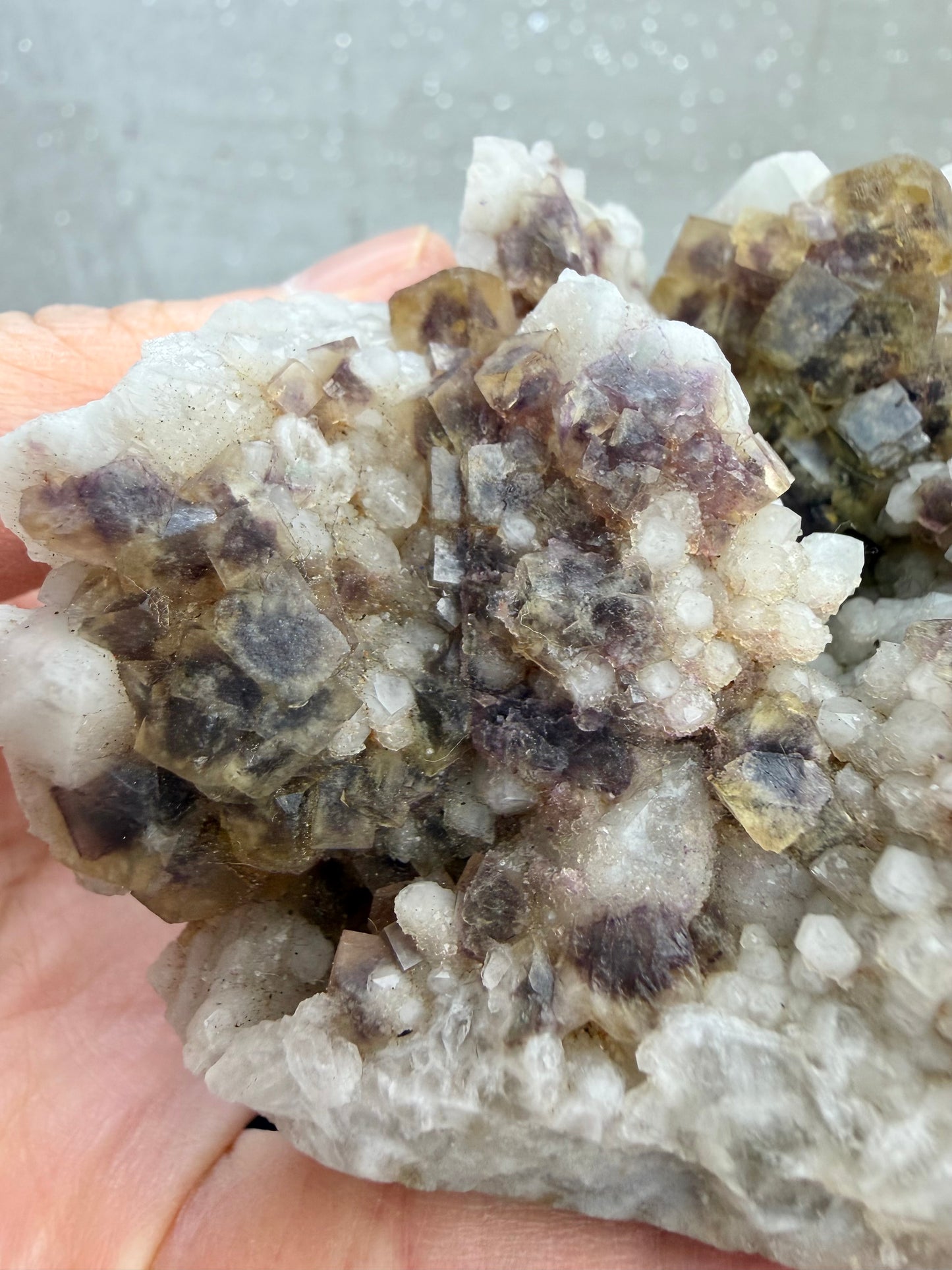 Melkekvarts med fluoritt klynge