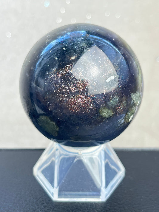 Iolitt med hematitt inneslutninger kule