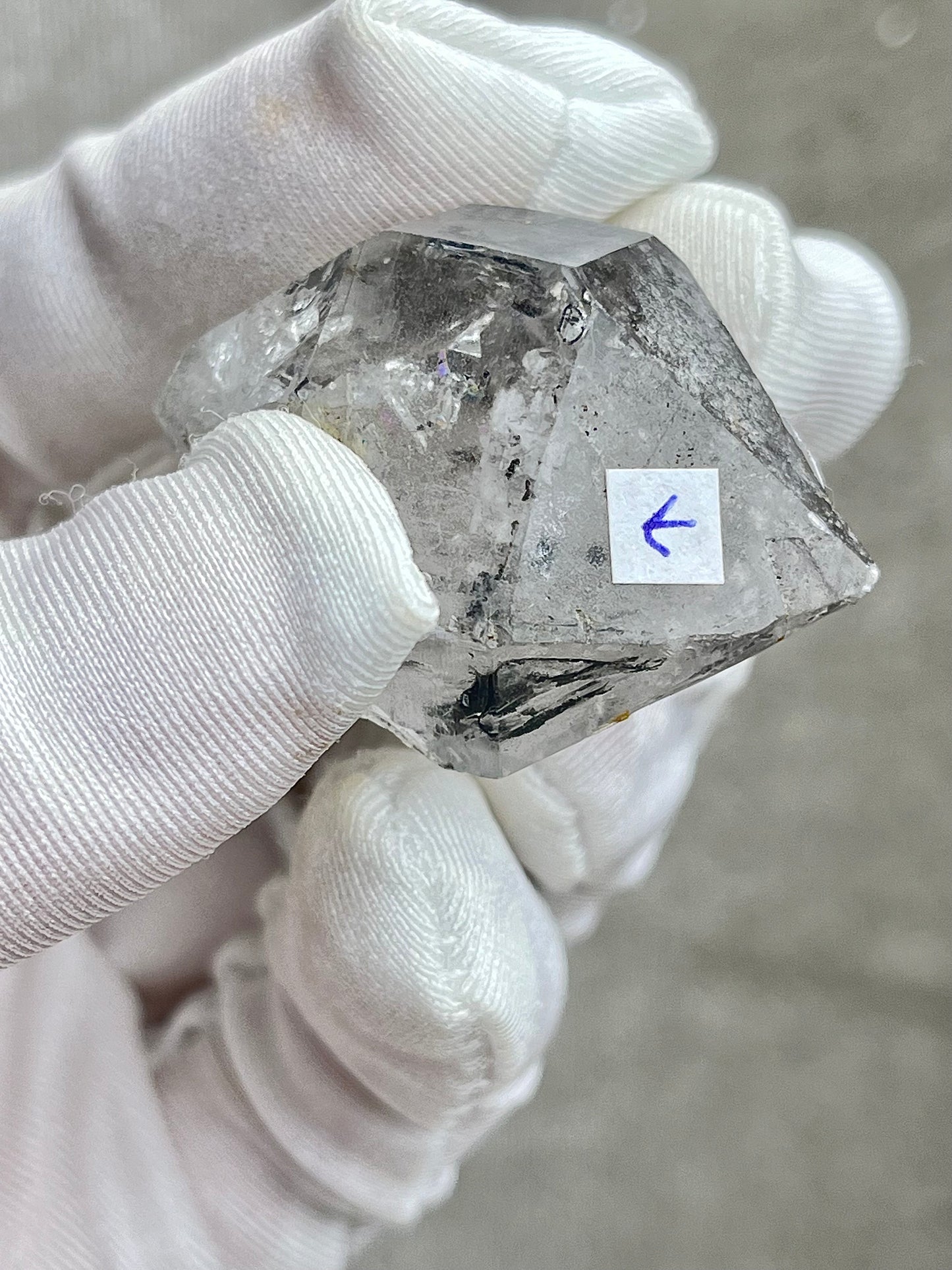 Enhydro Kvarts med svart sediment