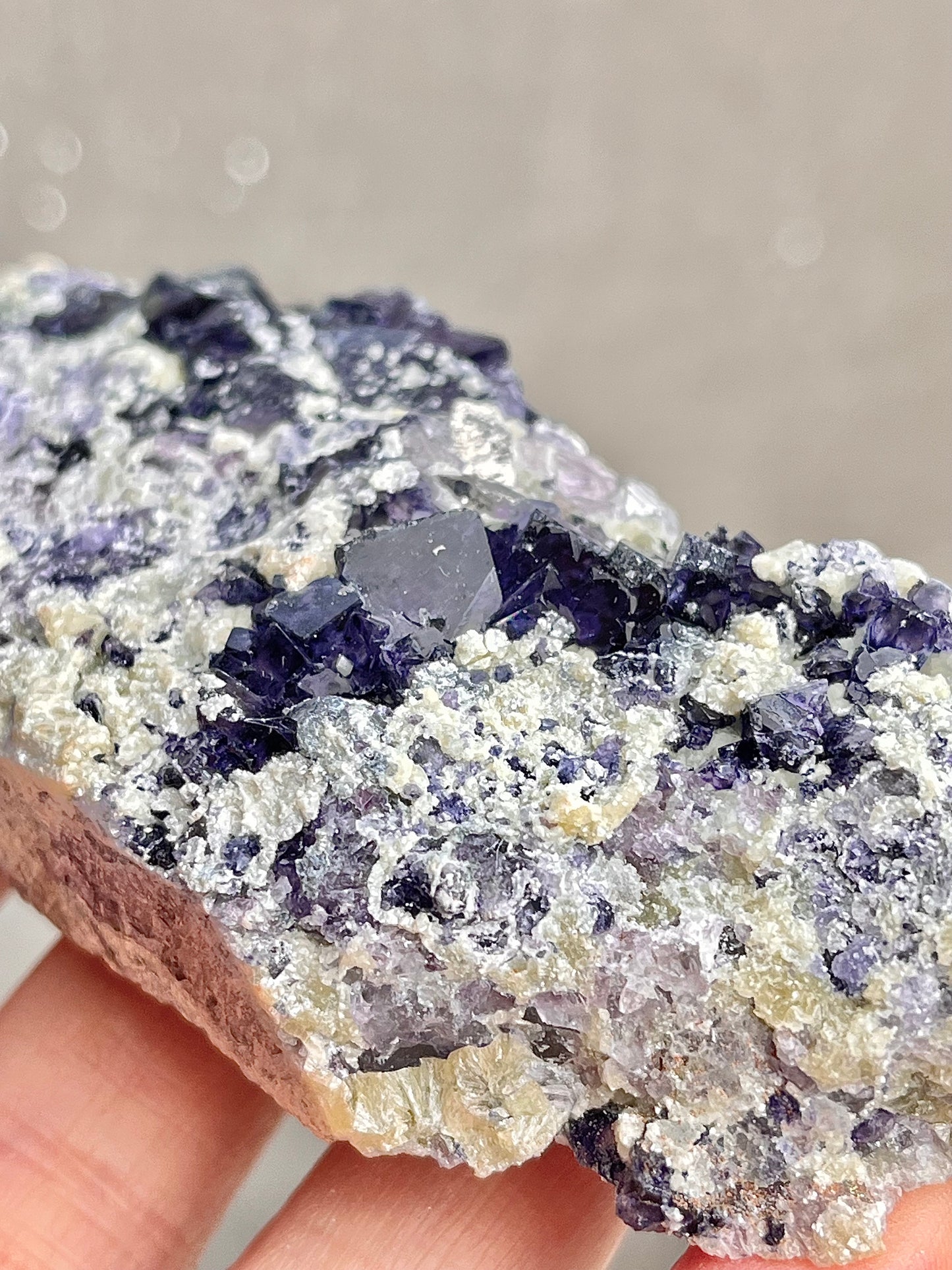 Lilla Fluoritt med pyritt